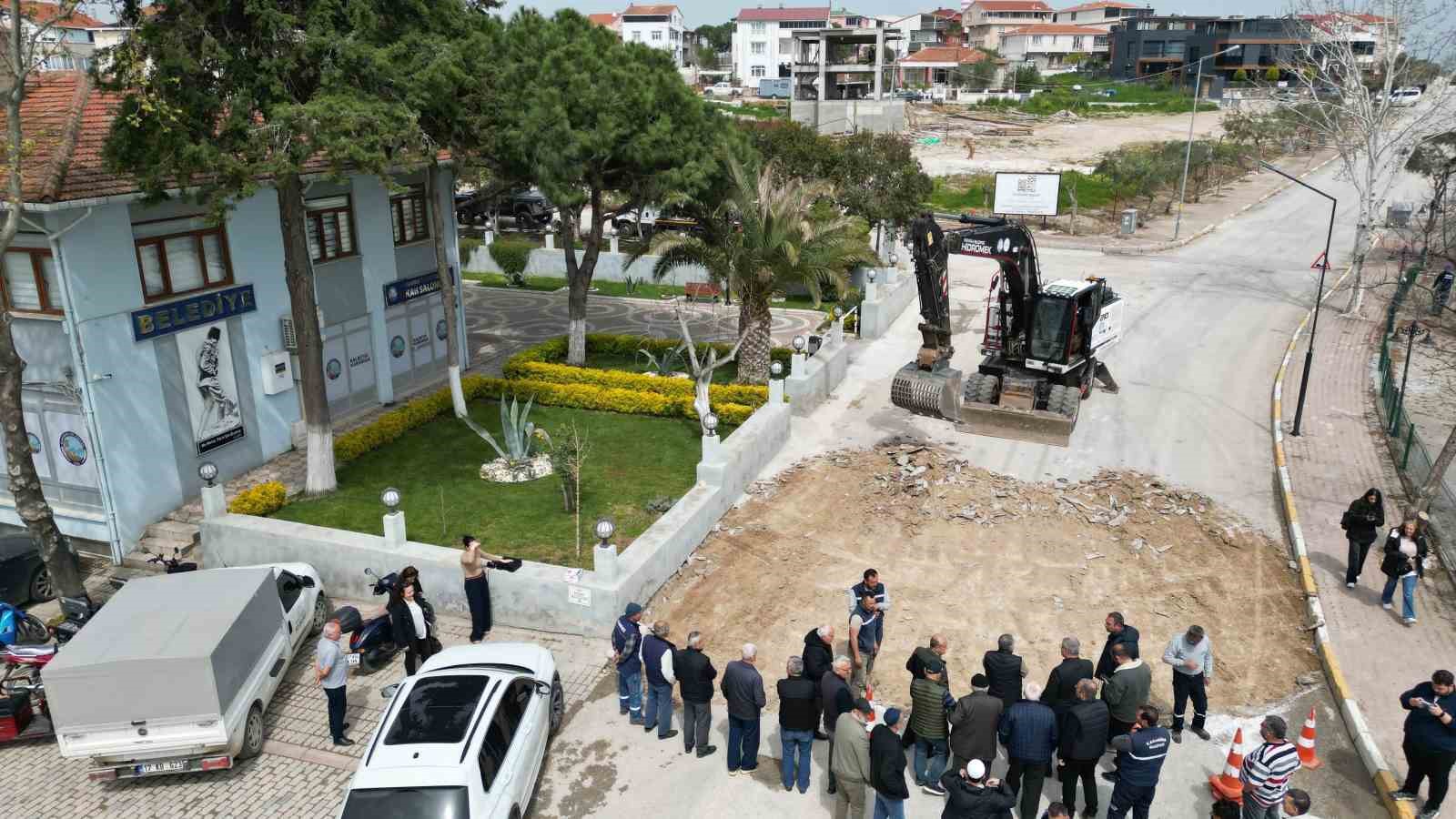 KARABİGA BELEDİYE BAŞKANI AHMET ELBİ, KARABİGA BELDESİNDE KÖY VE MAHALLE MUHTARLARIYLA BİR ARAYA GELDİĞİ TOPLANTIDA, KARABİGA'YA 7 YILDA YAPILAN YATIRIMLARI VE DEVAM EDEN ÇALIŞMALARI ANLATTI. (ARŞİV FOTO)