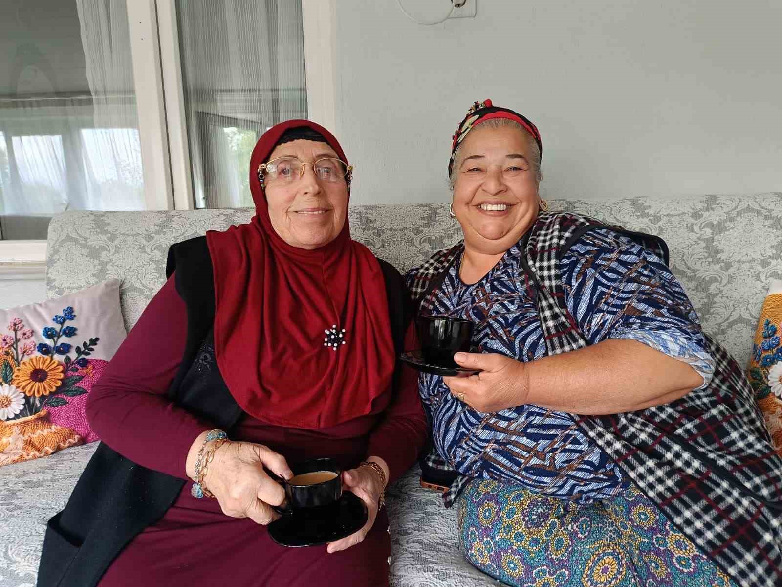 UZUNKÖPRÜ İLÇESİNE BAĞLI SALARLI KÖYÜNE GİDEN KAÇAR, ÇOCUKLUĞUNUN GEÇTİĞİ SOKAKLARDA YILLARDIR GÖRMEDİĞİ KOMŞULARI VE AKRABALARIYLA BULUŞTU.
