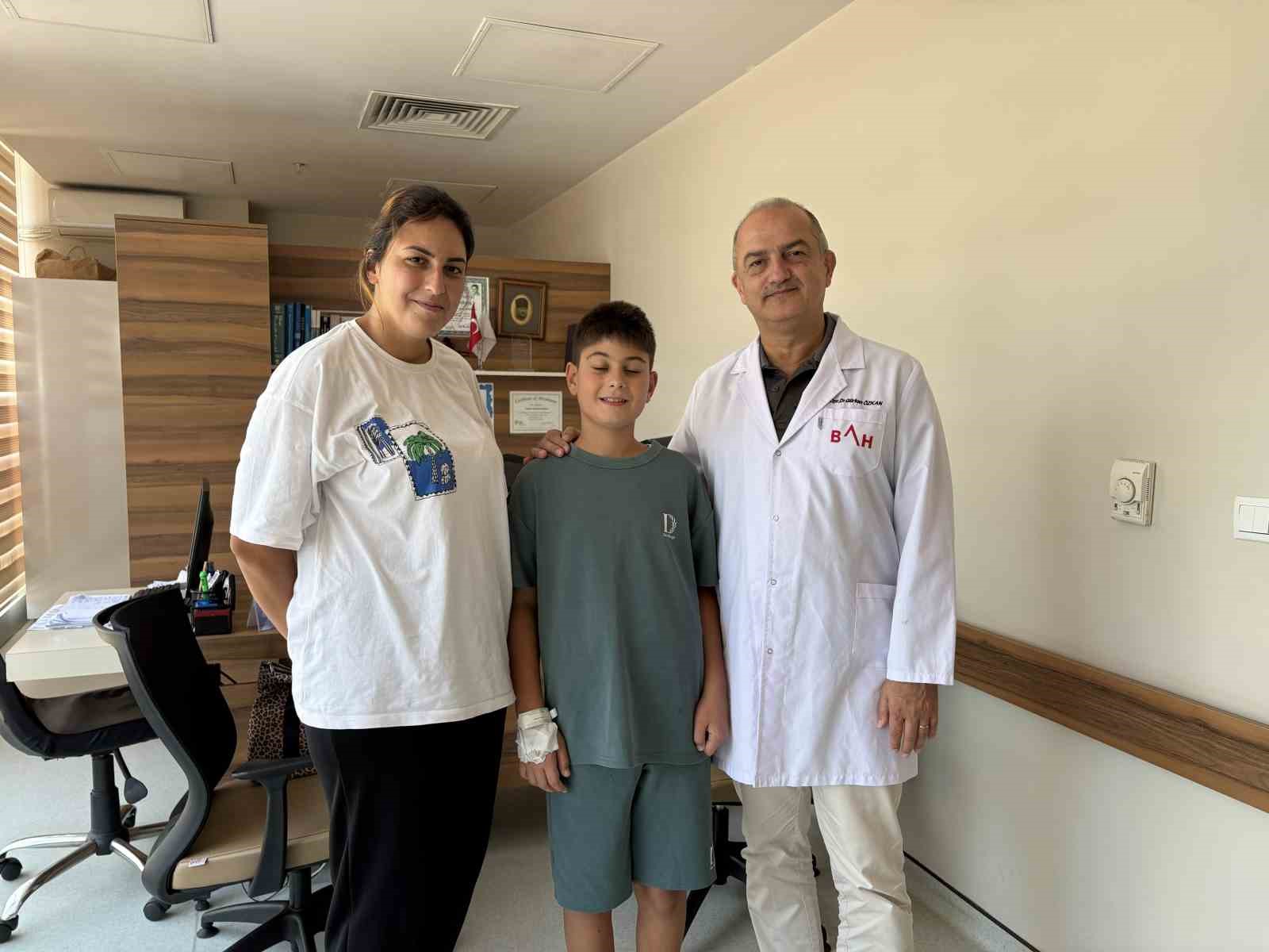 HASTANIN İŞLEMDEN BİR GÜN SONRA NORMAL YAŞAMINA DÖNDÜĞÜNÜ BELİRTEN OPR. DR. GÜRKAN ÖZKAN, ÇOCUKLARDA BÖBREK TAŞI TEDAVİSİNDE ERKEN TANI VE DÜZENLİ TAKİBİN ÖNEMİNE DİKKAT ÇEKTİ.