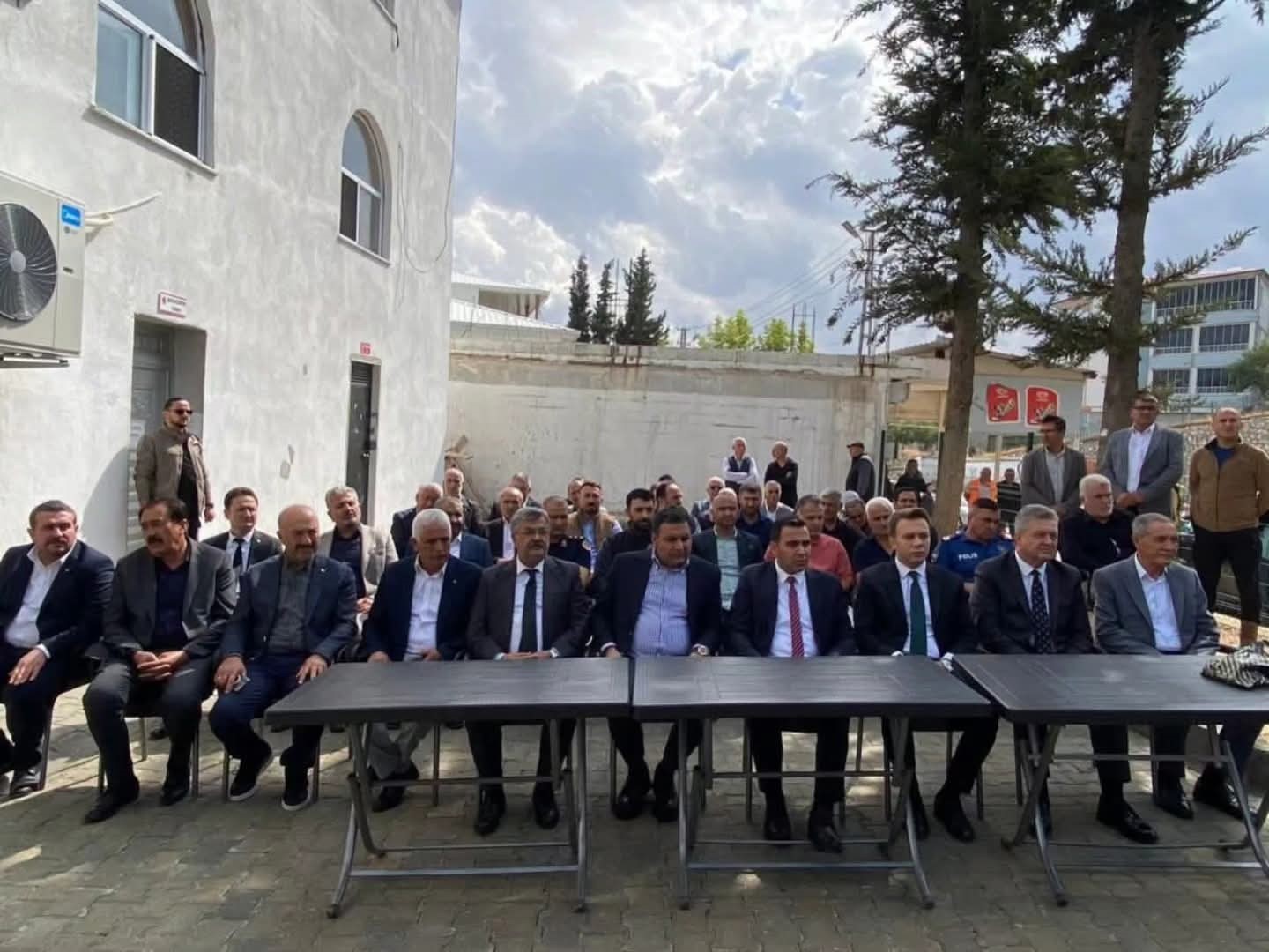 ADIYAMAN’IN GÖLBAŞI İLÇESİNE BAĞLI OZAN KÖYÜNDE, DEPREM ŞEHİDİ POLİS MEMURU MUSTAFA İLHAN’IN ADINI TAŞIYAN CAMİ DÜZENLENEN TÖRENLE İBADETE AÇILDI.
