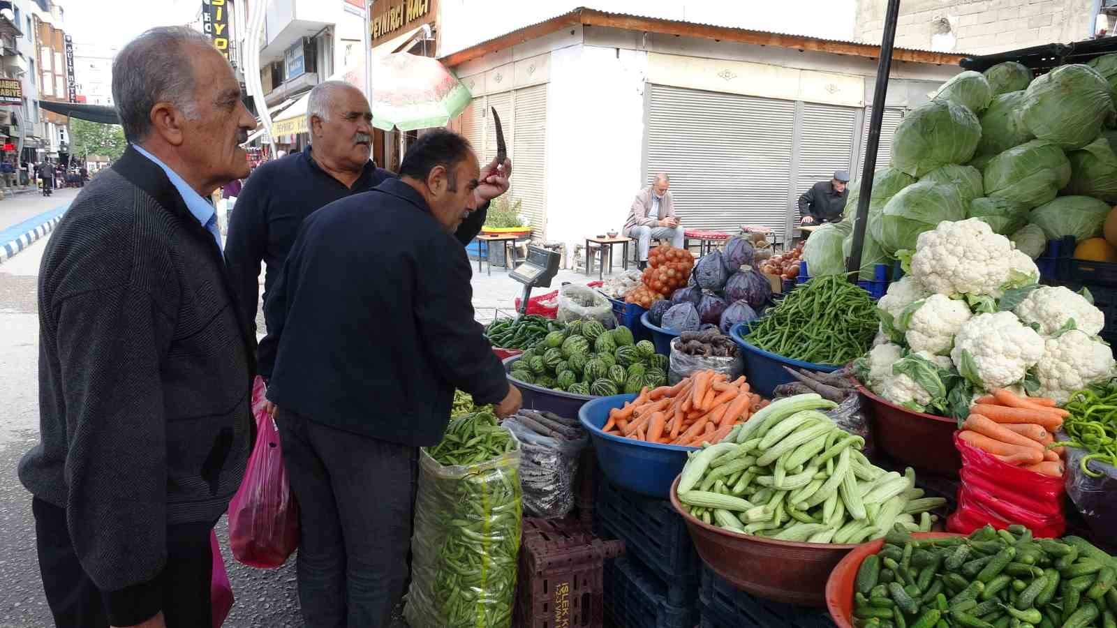 VAN’DA KIŞ MEVSİMİ ÖNCESİ HAZIRLIK YAPAN VATANDAŞLAR, TURŞU VE KONSERVE YAPIMINDA KULLANACAKLARI SEBZELERİ ALMAK İÇİN PAZARLARIN YOLUNU TUTTU.