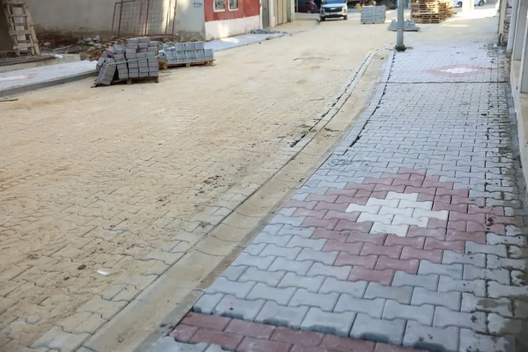 İNCİRLİOVA’DA YOL ÇALIŞMALARI SÜRÜYOR