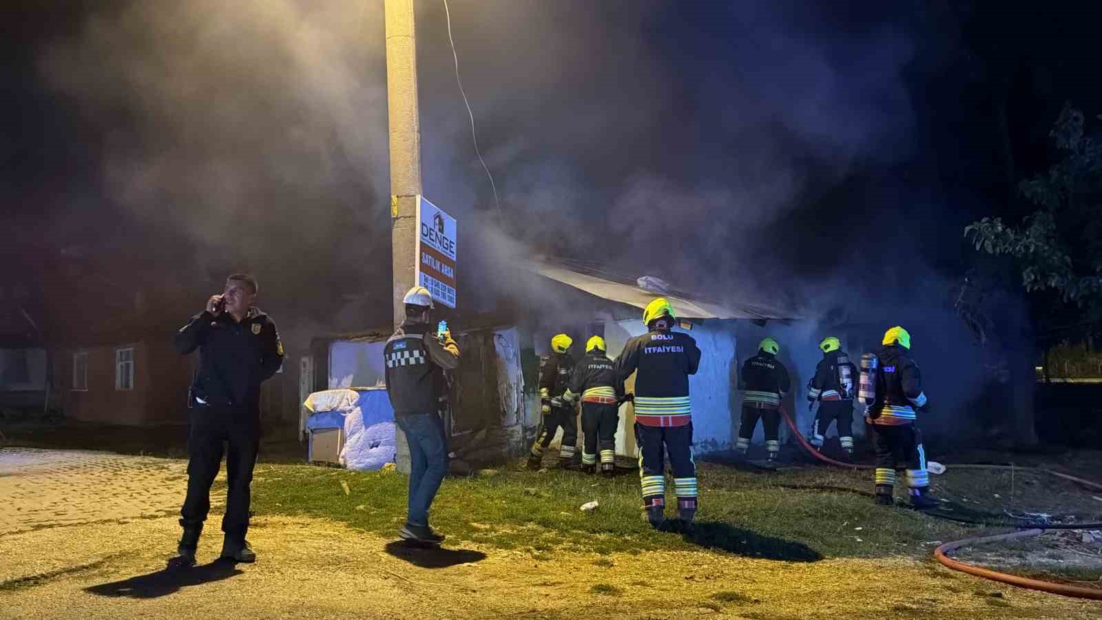 BOLU’DA SOBA YAKMAK İSTEYEN KİŞİNİN YAKTIĞI ATEŞİN EVE SIÇRAMASI SONUCU YANGIN ÇIKTI. TEK KATLI EVDE MADDİ HASAR MEYDANA GELDİ.