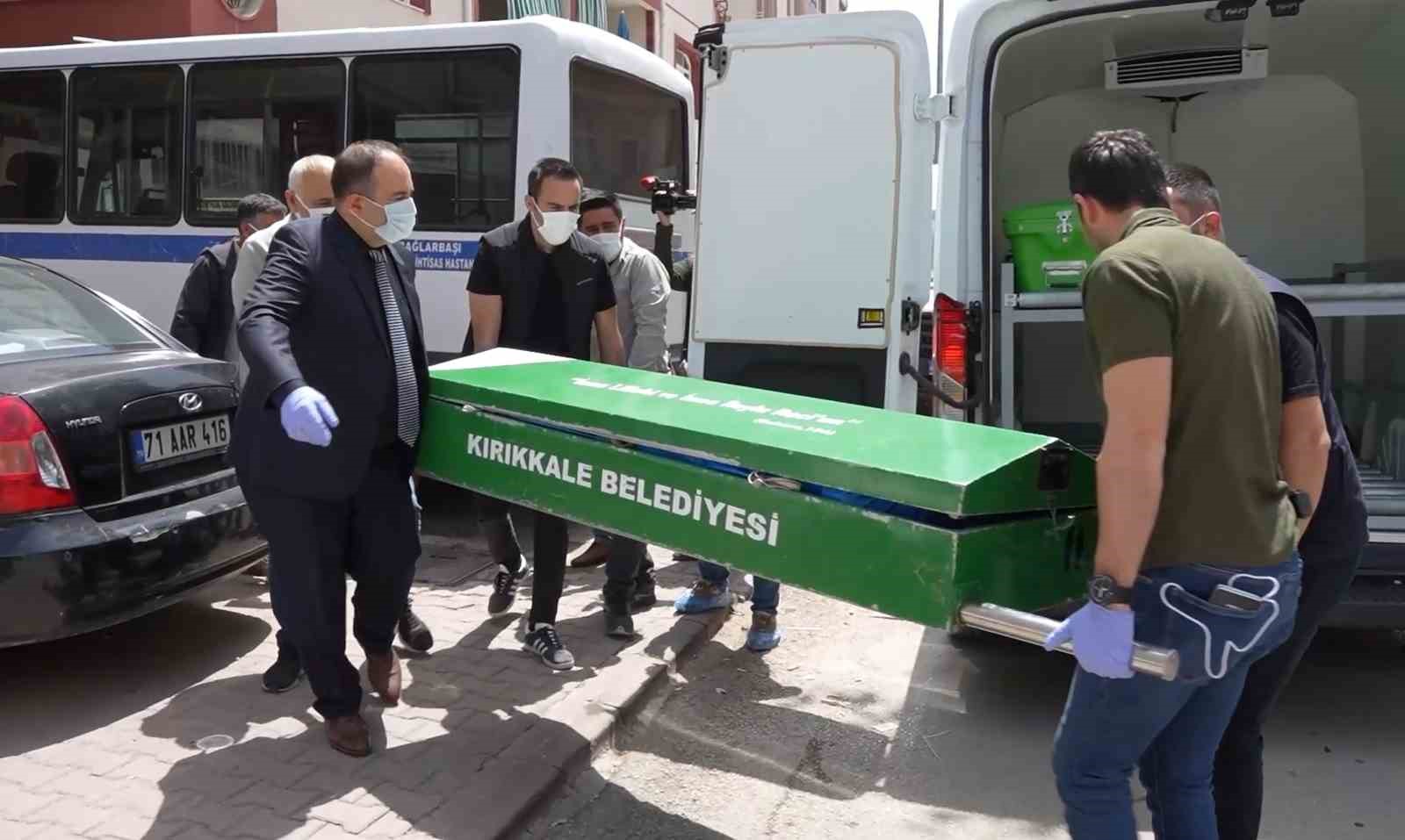 DERİN DONDURUCUDAN ÇIKARILAN ADAMIN CENAZESİ