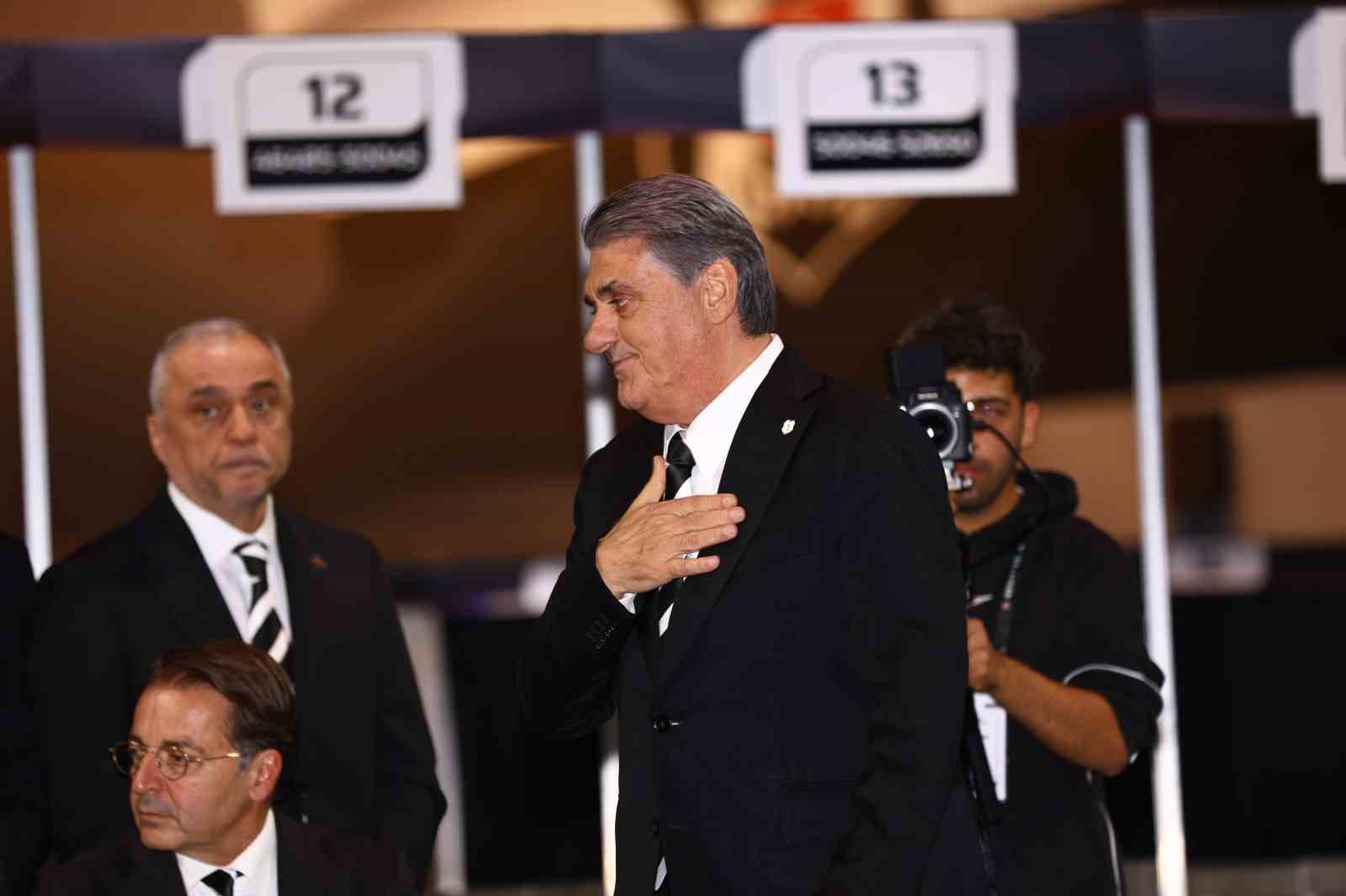 BEŞİKTAŞ OLAĞANÜSTÜ SEÇİMLİ GENEL KURUL TOPLANTISI'NDA SERDAL ADALI, 3 BİN 815 OYLA YENİDEN BAŞKANLIĞINA SEÇİLDİ.