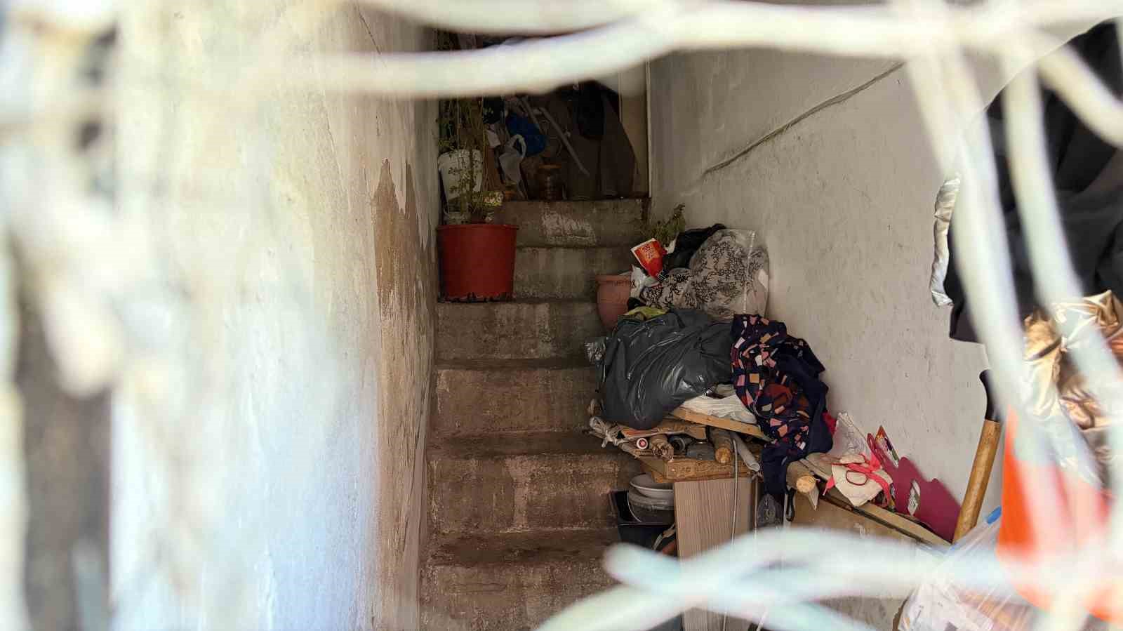 APARTMANIN GİRİŞ KAPISINDAN GÖRÜNEN ÇÖPLER