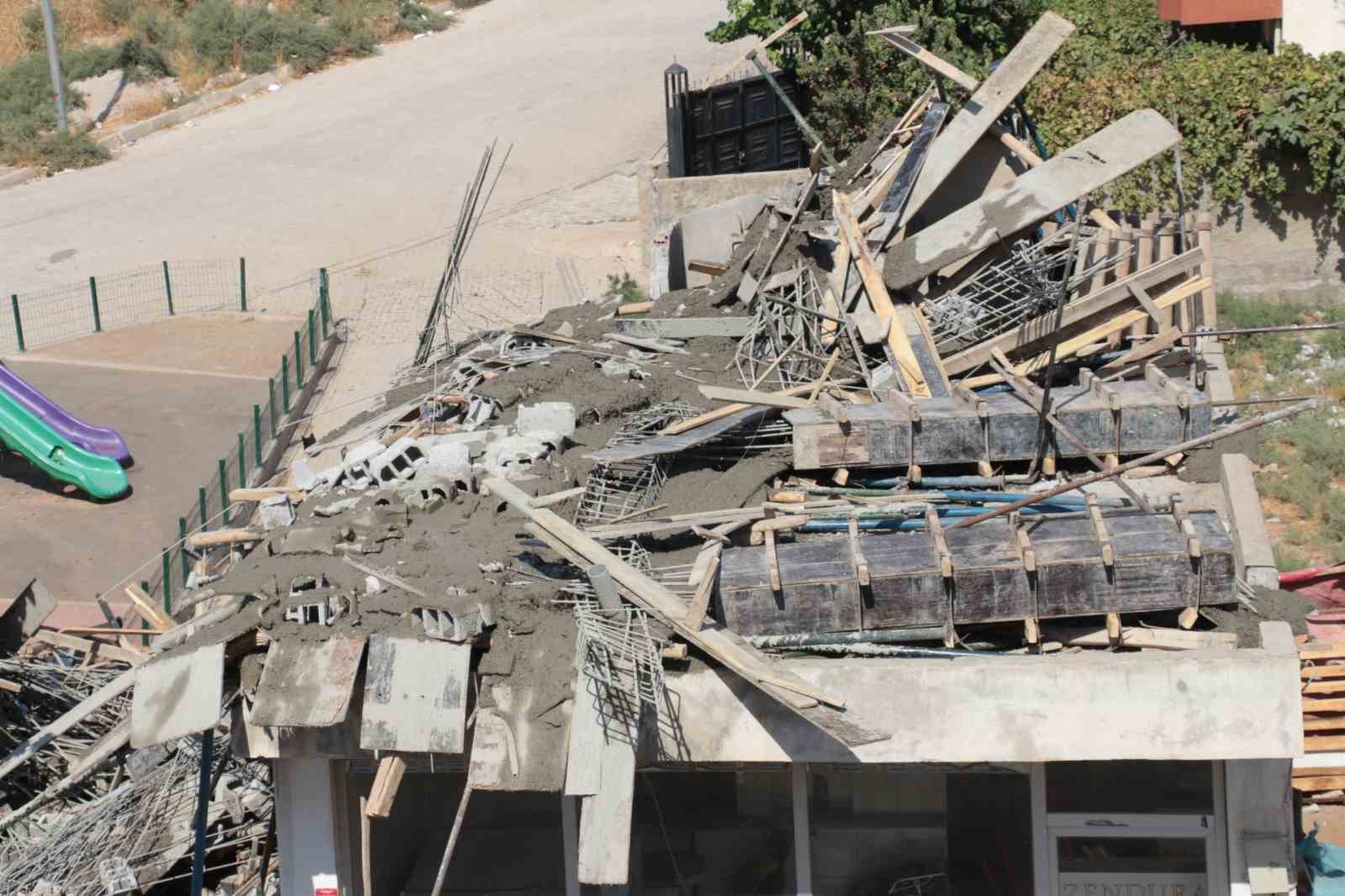 ŞIRNAK'IN CİZRE İLÇESİNDE İNŞAATTA MEYDANA GELEN GÖÇÜKTE 5 İŞÇİ BETON VE DEMİR YIĞINLARININ ALTINDA KALARAK YARALANDI.