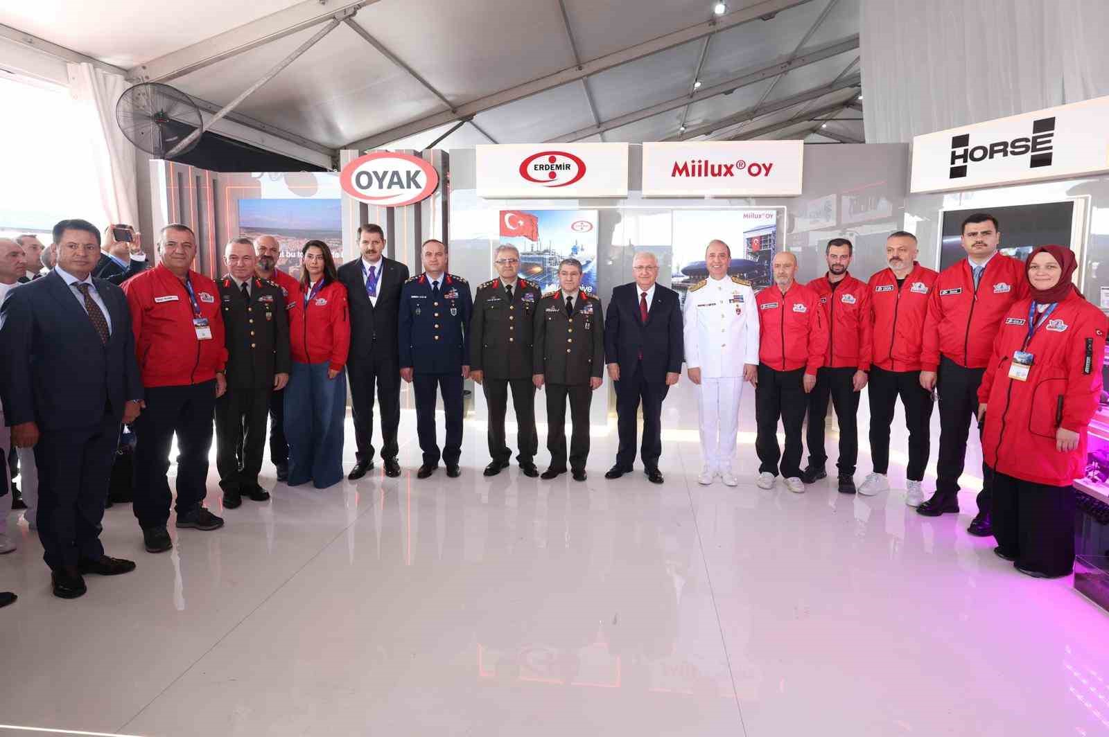BAKAN GÜLER, TEKNOFEST ALANINI DOLAŞARAK STANTLARI ZİYARET ETTİ.