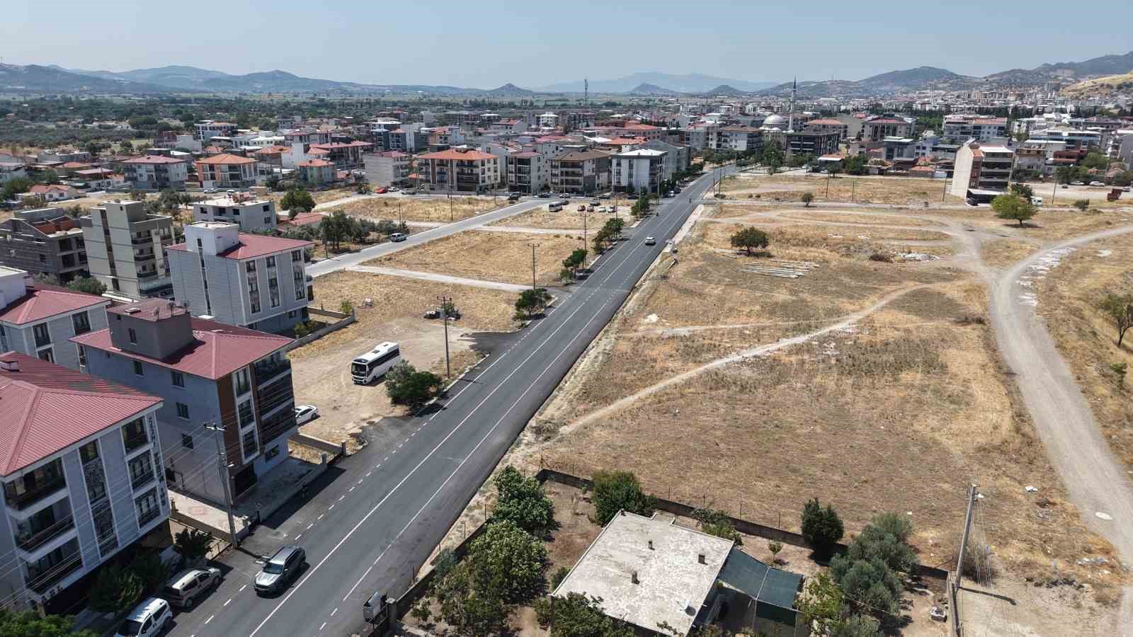 BERGAMA'DA 9 OKULUN BULUNDUĞU BAHÇELİEVLER MAHALLESİ BAŞTA OLMAK ÜZERE BİRÇOK NOKTADA ASFALT SERİMİ TAMAMLANIRKEN, MAHALLELER ARASI ULAŞIM YOLLARINDA DA SATHİ KAPLAMA ÇALIŞMALARI YÜRÜTÜLÜYOR.