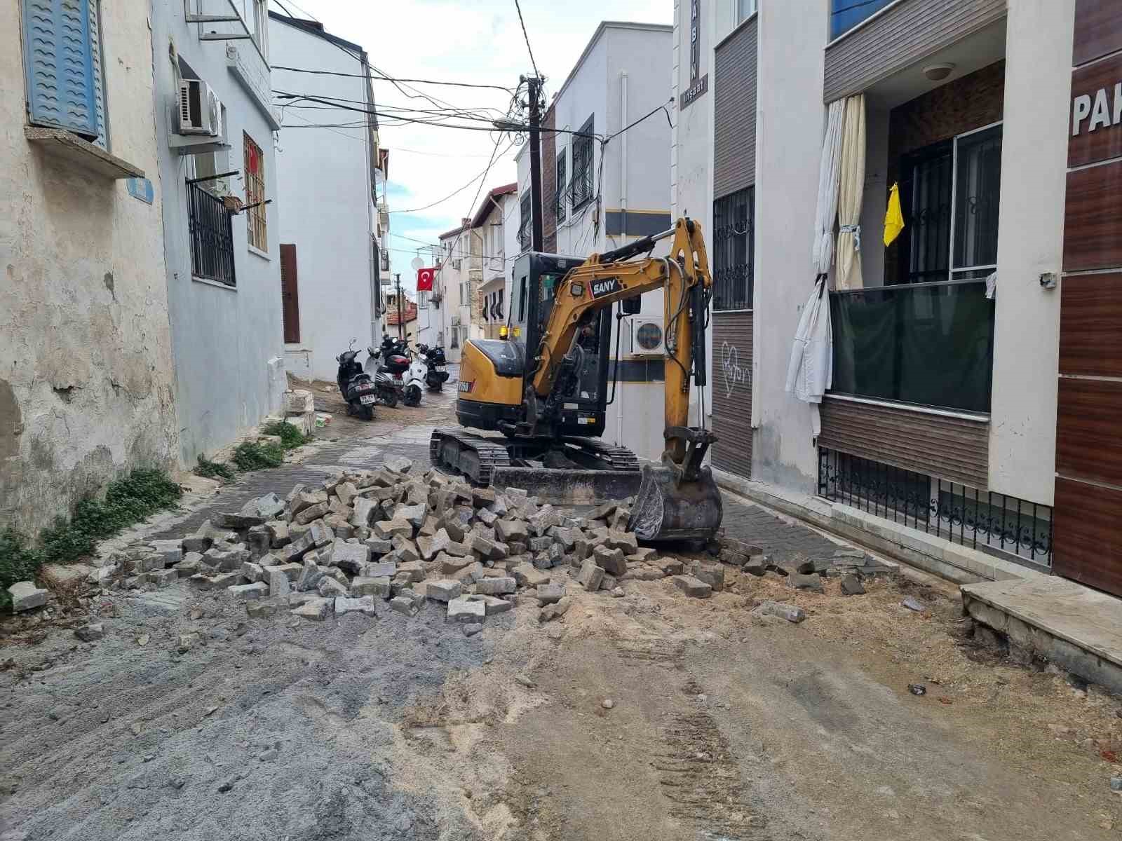 KUŞADASI’NDA KARAOVA MAHALLESİ’NDE 12 BİN METREKARELİK KİLİT PARKE TAŞI DÖŞEME ÇALIŞMASI TAMAMLANIRKEN, YAVANSU MAHALLESİ’NDE 2 BİN 500 METREKARELİK YENİ YOL PROJESİ BAŞLATILDI.