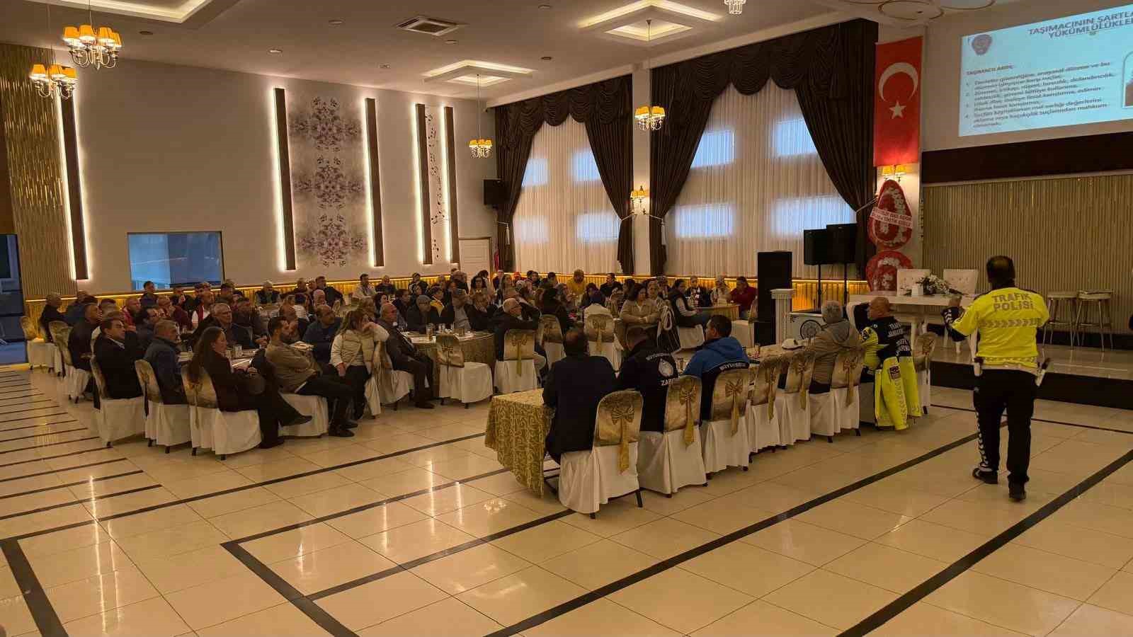 BANDIRMA’DA OKUL SERVİS ARAÇLARINDA GÖREV YAPAN ŞOFÖRLER İLE REHBER PERSONELE YÖNELİK TRAFİK GÜVENLİĞİ FARKINDALIĞININ ARTIRILMASI AMACIYLA EĞİTİM DÜZENLENDİ.