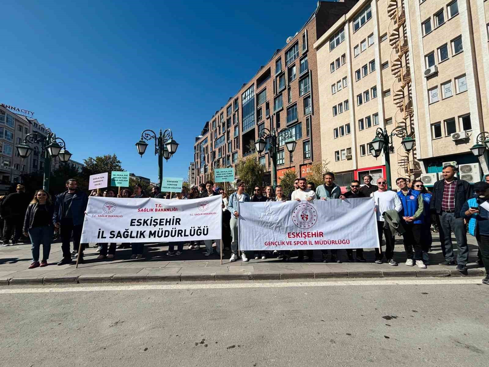 ESKİŞEHİR İL SAĞLIK MÜDÜRLÜĞÜ TARAFINDAN DÜNYA YÜRÜYÜŞ GÜNÜ KAPSAMINDA DÜZENLENEN ETKİNLİKTE VATANDAŞLAR VE SAĞLIK ÇALIŞANLARI, HAREKETLİ YAŞAMIN ÖNEMİNE DİKKAT ÇEKMEK AMACIYLA BİR ARAYA GELDİ.