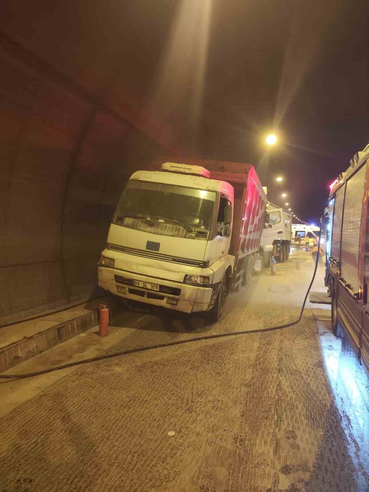 TÜNEL İÇİNDE ÇARPIŞTILAR: 1 YARALI