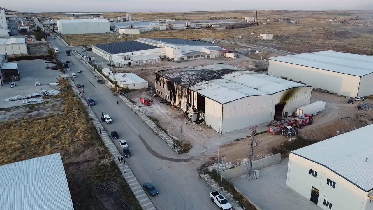 AFYONKARAHİSAR’IN EMİRDAĞ İLÇESİNDEKİ ORGANİZE SANAYİ BÖLGESİ’NDE (OSB) FAALİYET GÖSTEREN BİR GIDA FABRİKASINDA ÇIKAN YANGIN, EKİPLERİN ZAMANINDA MÜDAHALESİYLE BÜYÜMEDEN SÖNDÜRÜLDÜ.