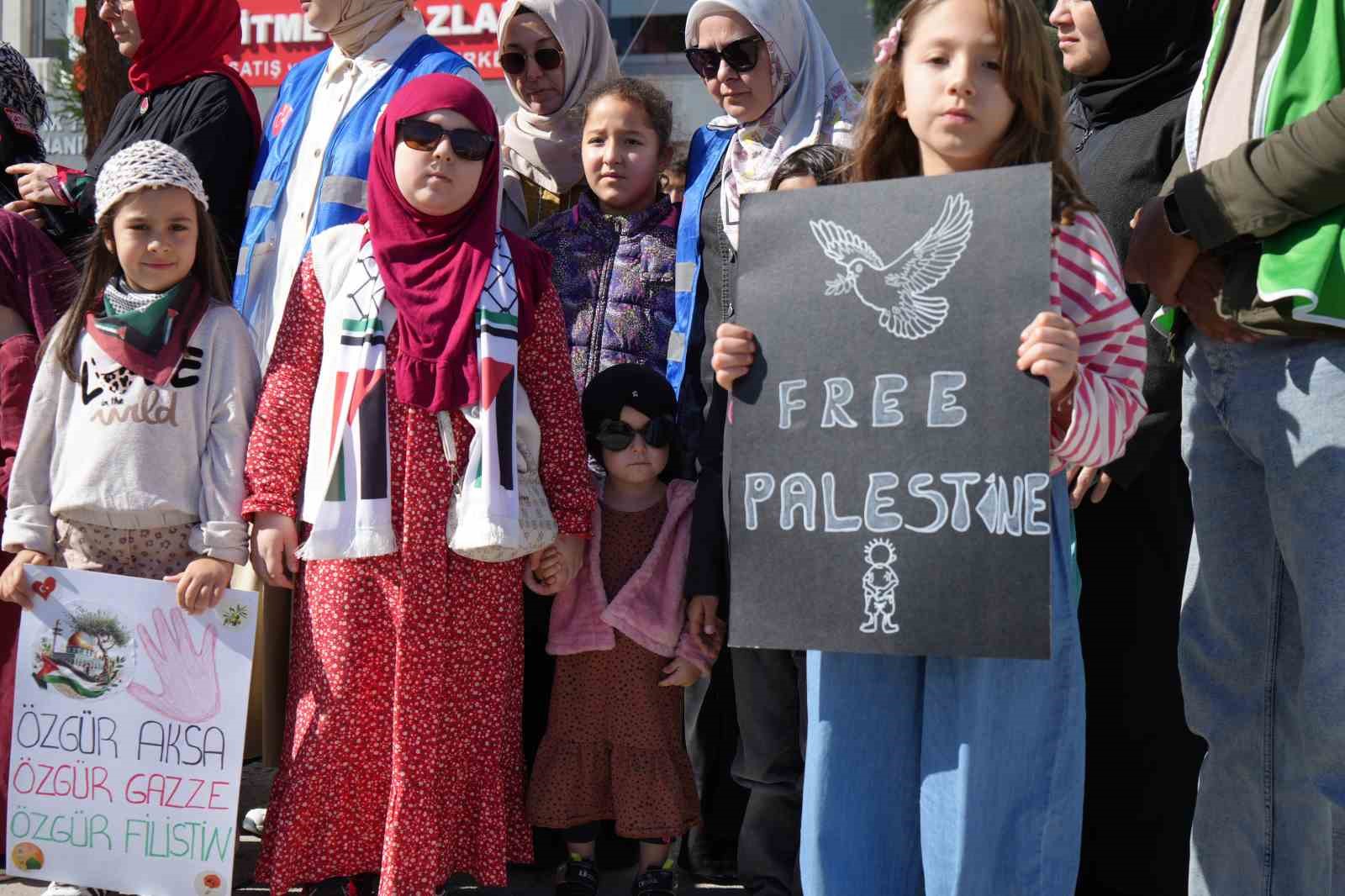 SAMSUN’DA ÇOCUKLAR, FİLİSTİN’DE YAŞANAN İNSANLIK DRAMINA DİKKAT ÇEKMEK İÇİN RESİM ÇİZDİ.