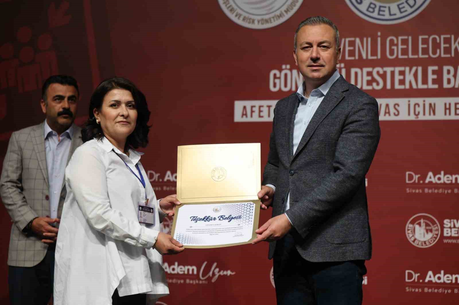 SİVAS BELEDİYESİ TARAFINDAN AFETLERE HAZIRLIK VE TOPLUMSAL FARKINDALIĞIN ARTIRILMASI AMACIYLA HAYATA GEÇİRİLEN "AFET VE İTFAİYE GÖNÜLLÜSÜ PROGRAMI" KAPSAMINDA EĞİTİMLERİNİ TAMAMLAYAN GÖNÜLLÜLERE TEŞEKKÜR BELGELERİ VERİLDİ.