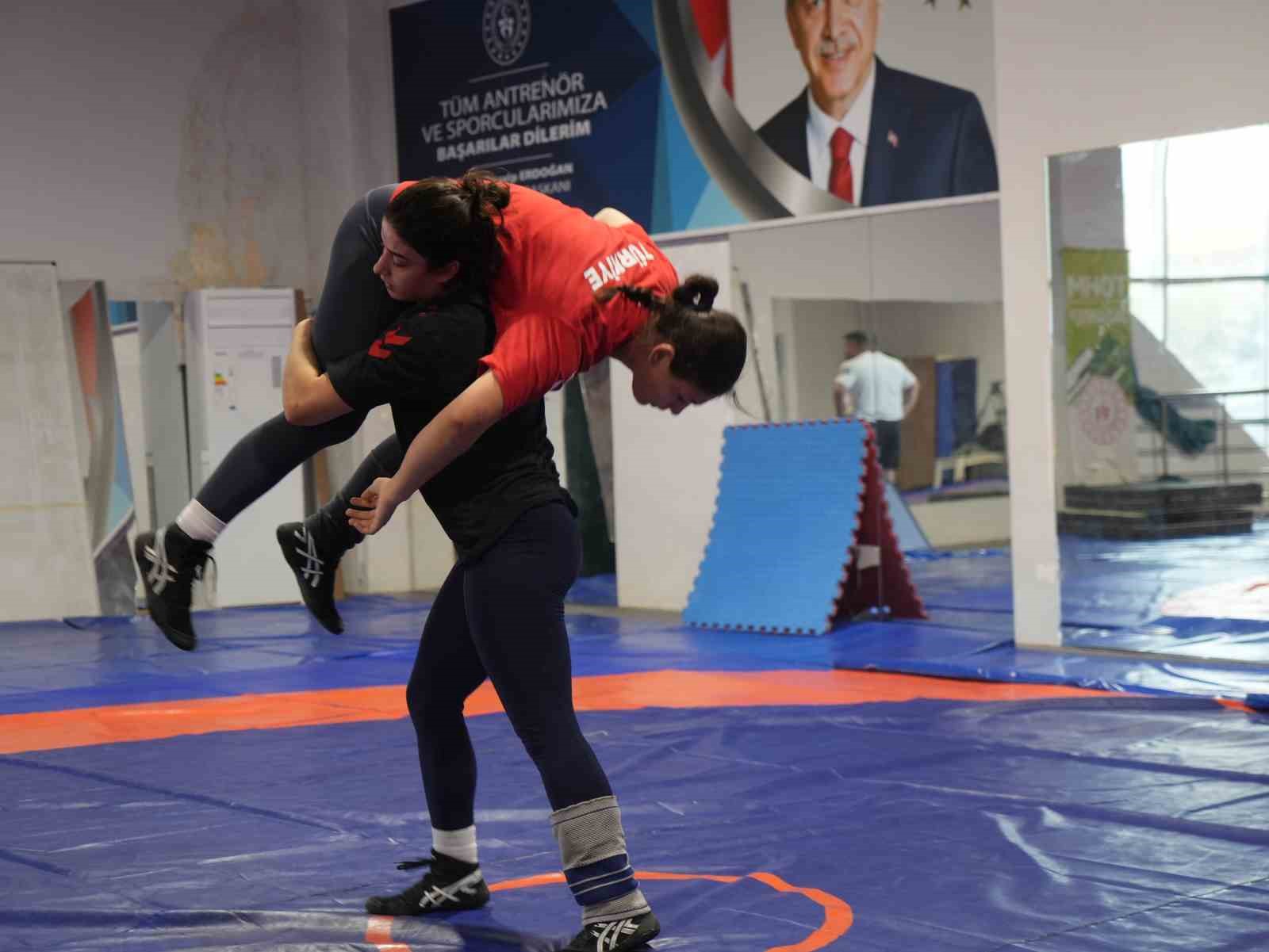 GAZİANTEP'TE YAŞAYAN 18 YAŞINDAKİ SEMA YÜKSEL, BABASININ "ERKEK SPORU" DİYEREK KARŞI ÇIKTIĞI GÜREŞTE BALKAN ŞAMPİYONU OLARAK ALTIN MADALYA KAZANDI.