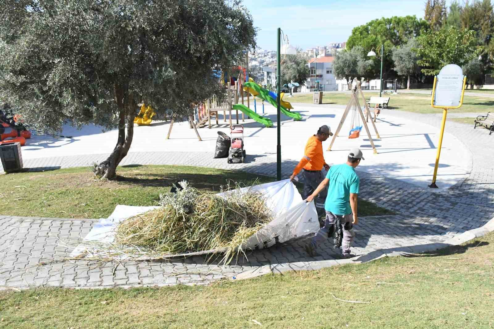 KUŞADASI BELEDİYESİ EKİPLERİ, KENT GENELİNDEKİ PARK, BAHÇE VE YEŞİL ALANLARDA BAKIM VE DÜZENLEME ÇALIŞMALARI GERÇEKLEŞTİRİRKEN, KENT MOBİLYALARI İLE ÇOCUK OYUN ALANLARINDA DA BAKIM VE ONARIM YAPIYOR.