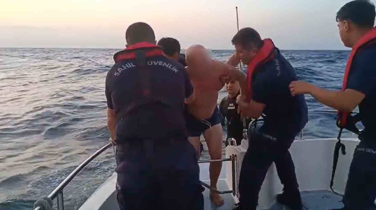 YALOVA’NIN ARMUTLU İLÇESİNDE SUP BOARD İLE DENİZE AÇILDIKTAN SONRA AKINTIYA KAPILARAK SÜRÜKLENEN 57 YAŞINDAKİ BABA İLE 10 YAŞINDAKİ KIZI, SAHİL GÜVENLİK EKİPLERİNİN ÇALIŞMASIYLA KURTARILDI.