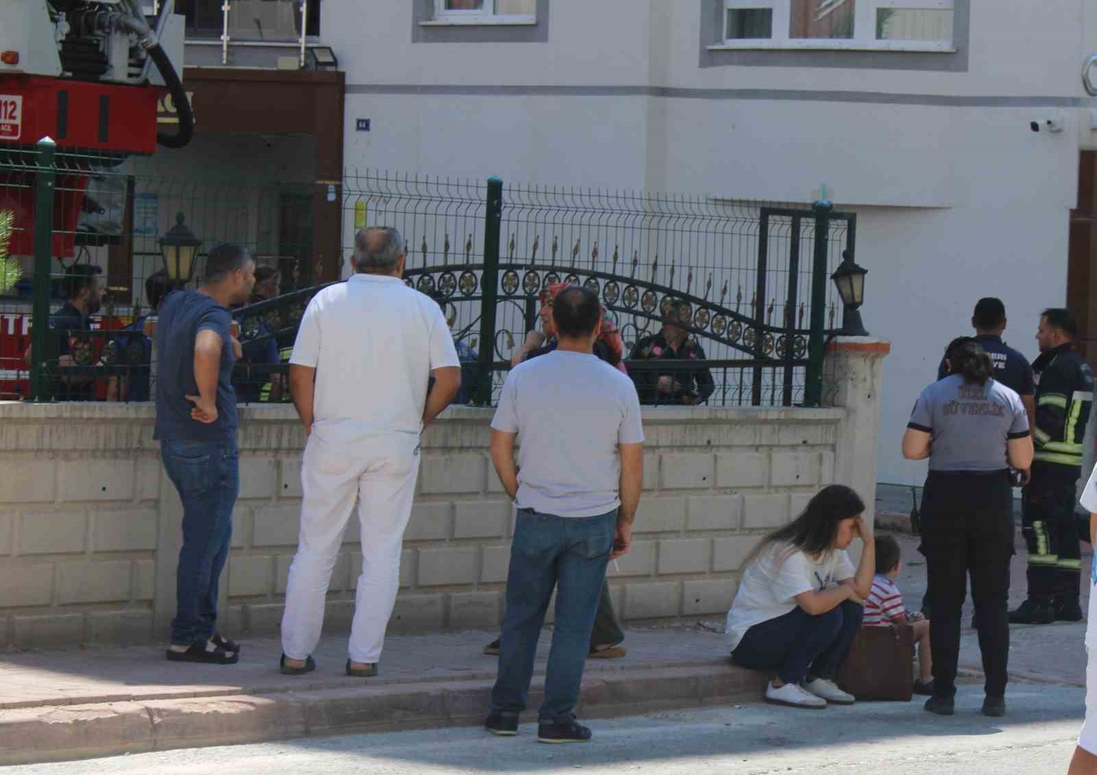 KAYSERİ'NİN KOCASİNAN İLÇESİNDE 9 KATLI BİNANIN 3. KATINDA ÇIKAN YANGIN İTFAİYE EKİPLERİ TARAFINDAN SÖNDÜRÜLDÜ.