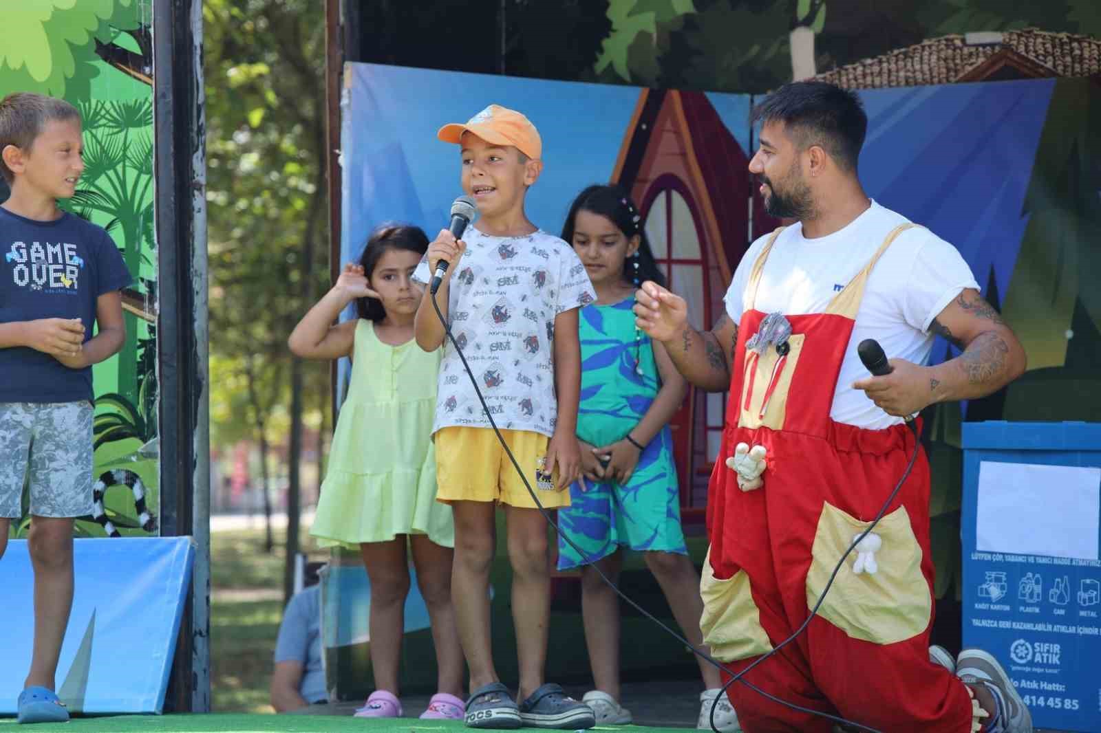 KOCAELİ’DE MAVİ BAYRAKLI PLAJLAR, ÇOCUK ETKİNLİKLERİYLE YAZI RENKLENDİRİYOR. CEBECİ SAHİLİ'NDE DÜZENLENEN PROGRAMDA ÇOCUKLAR MÜZİK, DANS, OYUN, YARIŞMA VE YÜZ BOYAMA ETKİNLİKLERİYLE EĞLENCELİ BİR GÜN GEÇİRDİ.