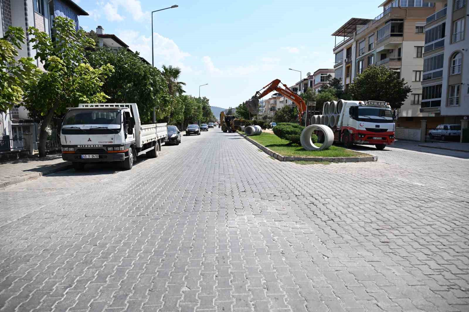 MANİSA’NIN AKHİSAR İLÇESİNDE YAĞIŞLARIN ARDINDAN TAŞKINLARIN YAŞANDIĞI HÜRRİYET MAHALLESİ’NDE MASKİ EKİPLERİ, YAKLAŞIK 1 KİLOMETRELİK YAĞMURSUYU HATTINI YENİLEYİP GENİŞLETİYOR.