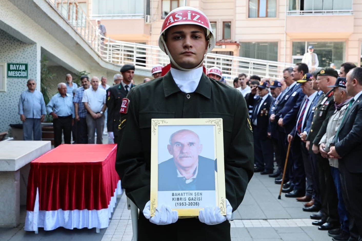 VALİ BAKAN, TEKİRDEDE MEZARLIĞINA DEFNEDİLEN ŞEN’İN YAKINLARINA BAŞSAĞLIĞI DİLEDİ.