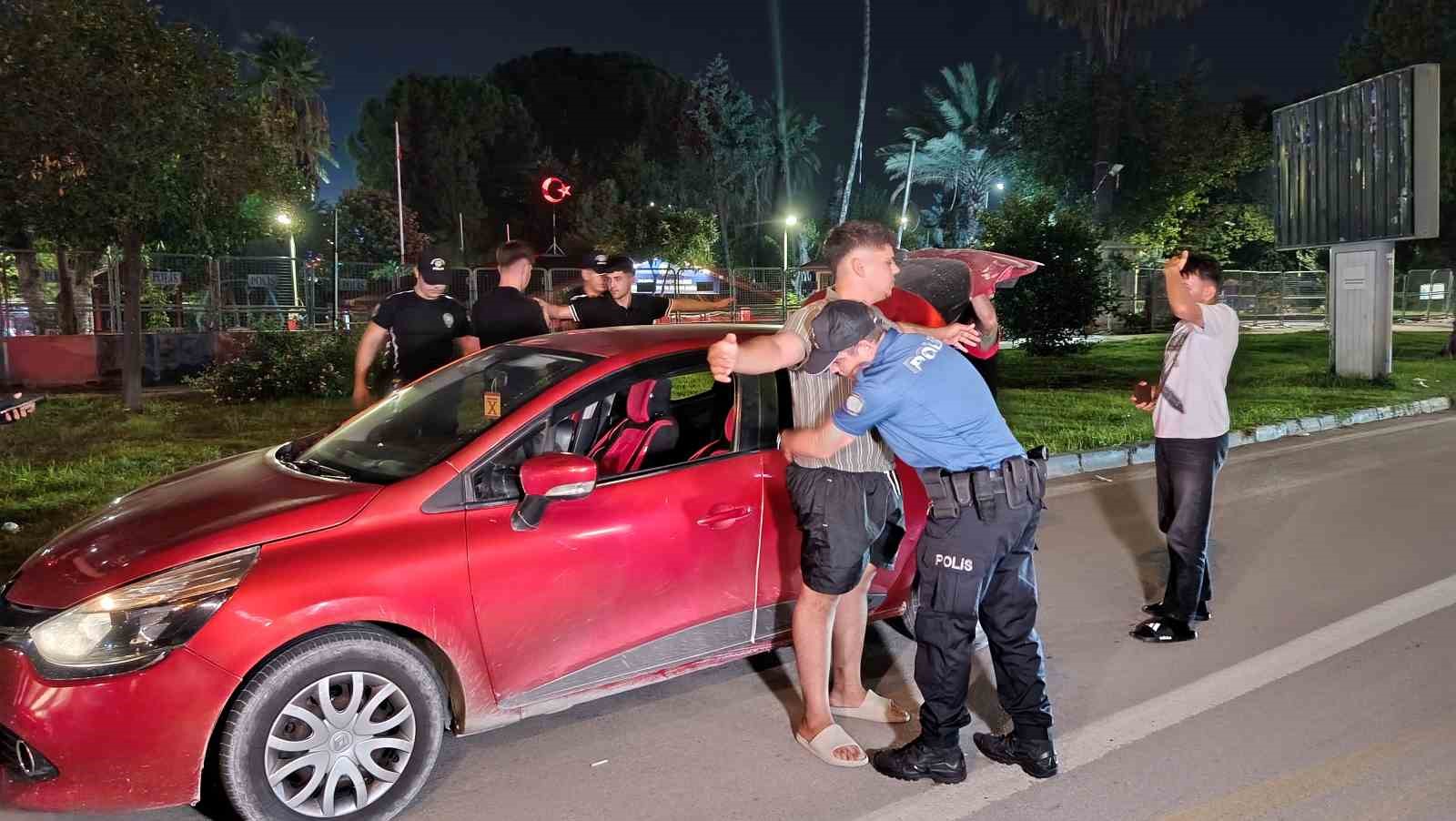 ADANA’DA POLİS EKİPLERİNCE GERÇEKLEŞTİRİLEN HUZUR VE GÜVEN UYGULAMASINDA ÇEŞİTLİ SUÇLARDAN ARANAN 66 ŞAHIS YAKALANIRKEN, 2 BİN 241 ECSTASY HAP ELE GEÇİRİLDİ. TRAFİK DENETİMLERİNDE İSE 45 ARACA TOPLAM 1 MİLYON 245 BİN 144 TL PARA CEZASI UYGULANDI.