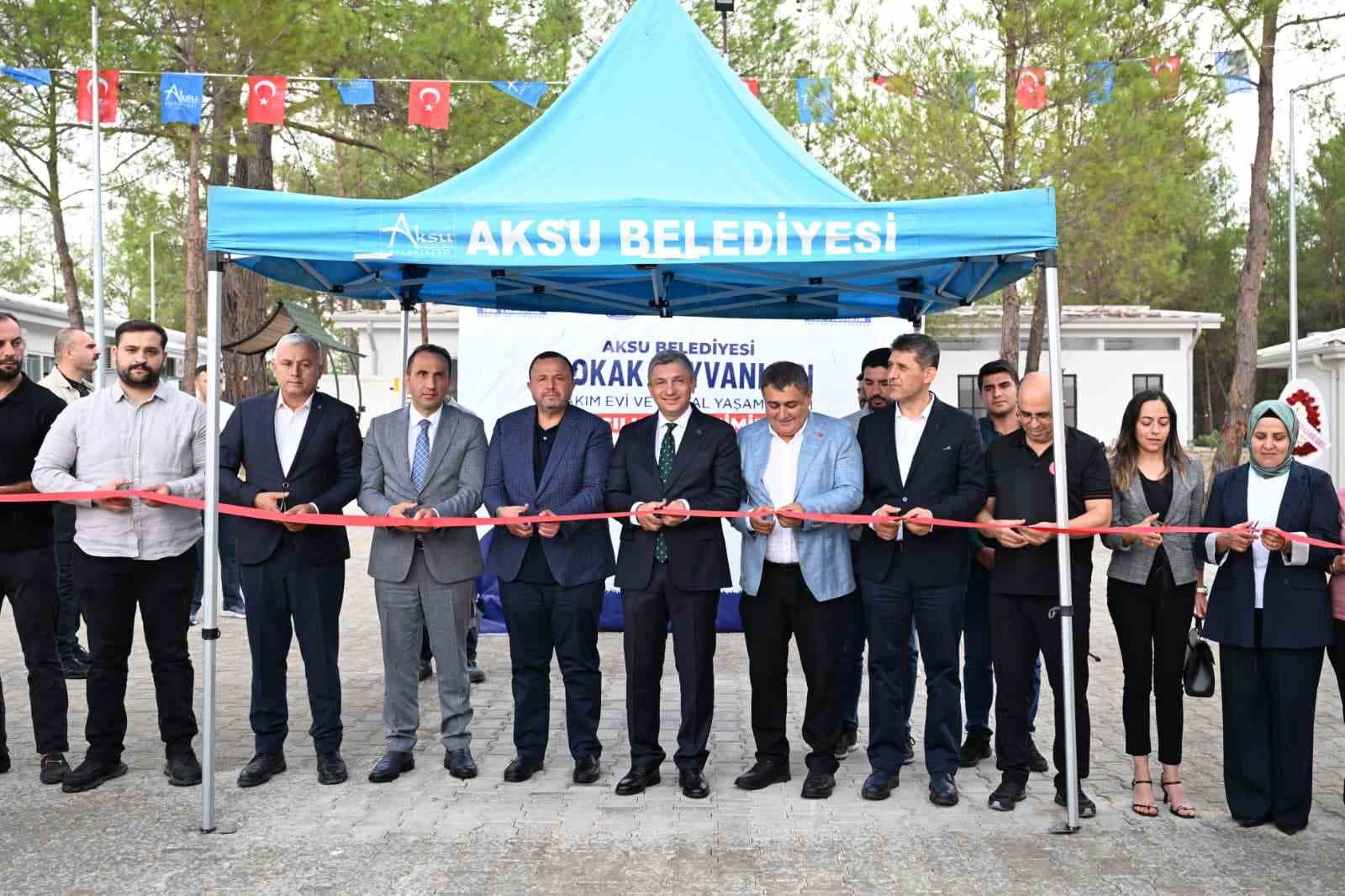 AKSU İLÇE MÜFTÜ VEKİLİ SELÇUK AYDIN'IN DUASININ ARDINDAN PROTOKOL ÜYELERİ TESİSİN AÇILIŞINI GERÇEKLEŞTİREREK, ALANI GEZDİ