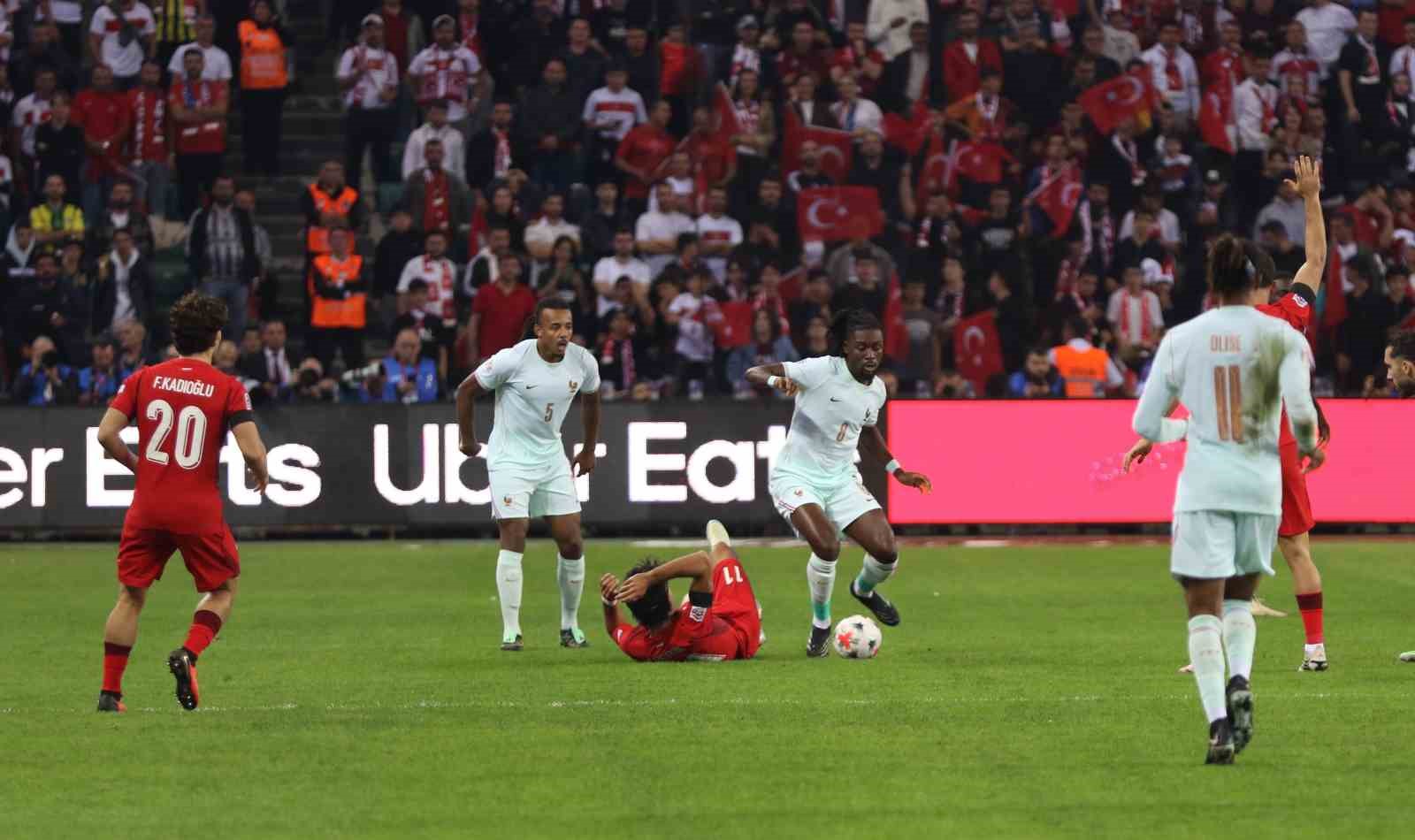 A MİLLİ FUTBOL TAKIMI, UEFA ULUSLAR A LİGİ 1. GRUP İLK MAÇINDA FRANSA İLE KOCAELİ'DE KARŞILAŞIYOR. MÜCADELENİN 15 DAKİKASI GOLSÜZ EŞİTLİKLE GEÇİLDİ.