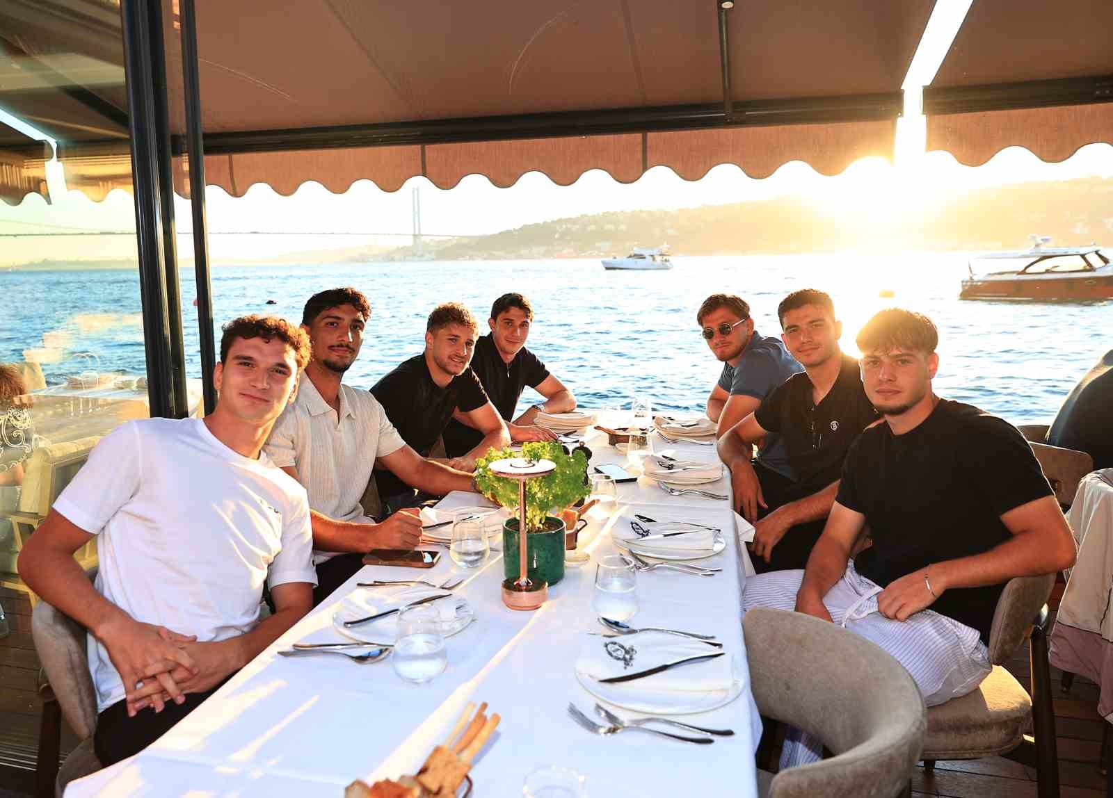 BEŞİKTAŞ FUTBOL A TAKIMI OYUNCULARI VE TEKNİK EKİP, TEKNİK DİREKTÖR VİNCENZO ITALİANO'NUN EV SAHİPLİĞİNDE AKŞAM YEMEĞİNDE BİR ARAYA GELDİ.