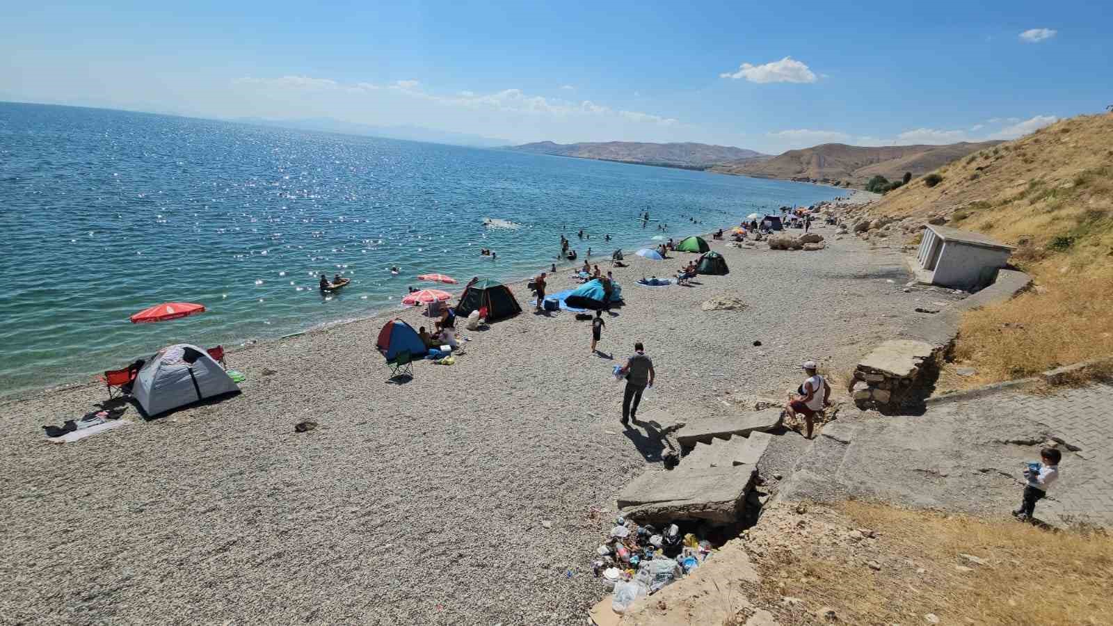 VAN GÖLÜ'NÜN KUZEY KIYISINDA YER ALAN BİTLİS’İN ADİLCEVAZ İLÇE SAHİLİ, YAZ MEVSİMİNDE MASMAVİ SULARI, UZUN KUMSALLARI VE EŞSİZ DOĞA MANZARASIYLA ZİYARETÇİLERİNİ AĞIRLIYOR.