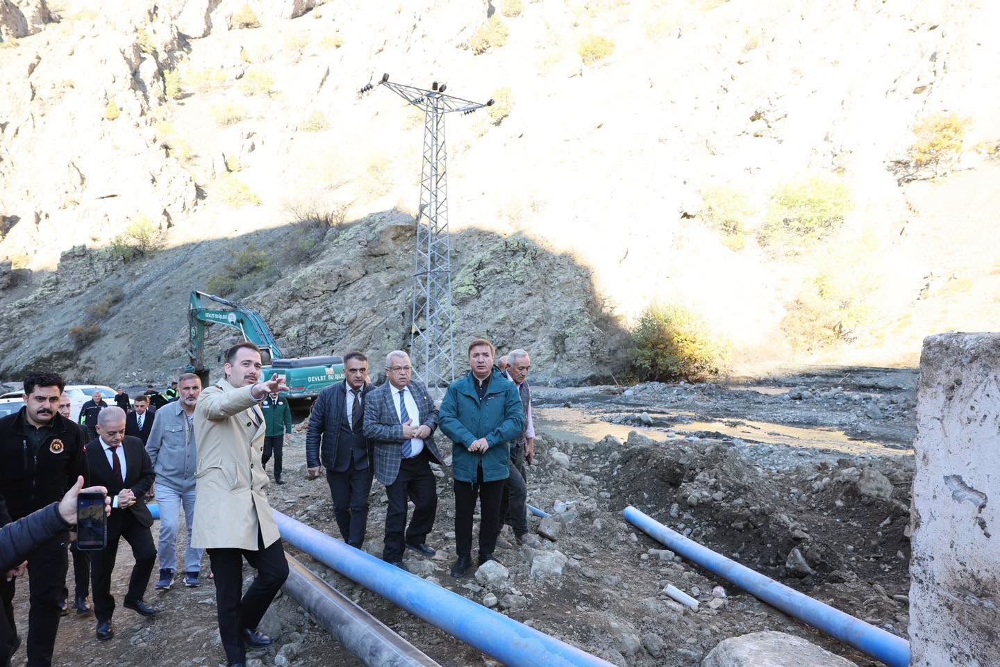 ERZİNCAN'DA YAĞIŞTAN ZARAR GÖREN KÖY YOLLARI VE ALTYAPI İÇİN ÇALIŞMA YÜRÜTÜLÜYOR