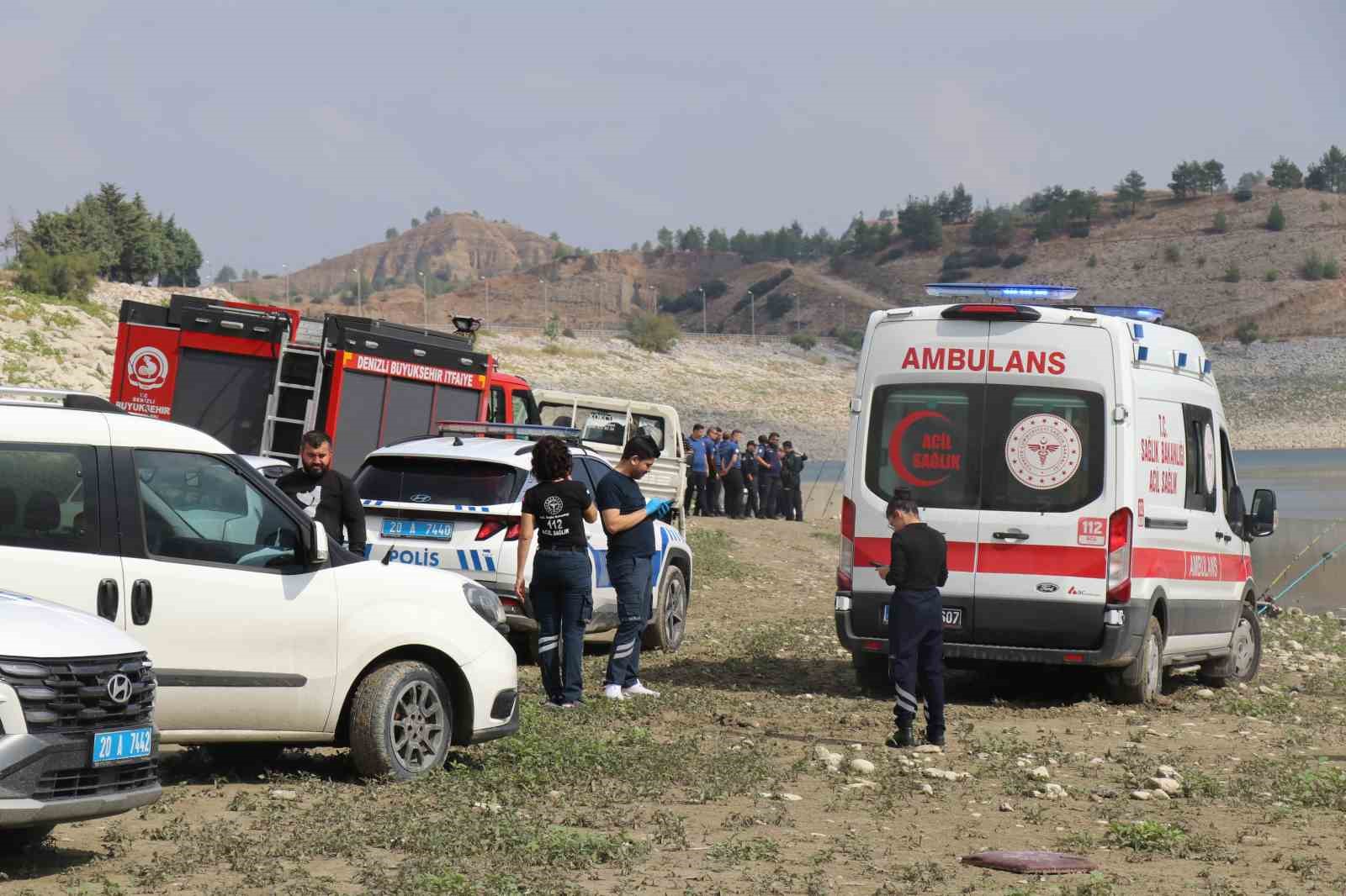 DENİZLİ’NİN PAMUKKALE İLÇESİNDE BULUNAN VALİ RECEP YAZICIOĞLU BARAJ GÖLETİ'NDE BİR ERKEĞE AİT CESET BULUNDU. ÜZERİNDEN KİMLİK ÇIKMAYAN VE VÜCUDUNDA DARP İZLERİ OLDUĞU İLERİ SÜRÜLEN ŞAHSIN KESİN ÖLÜM NEDENİ YAPILACAK OTOPSİNİN ARDINDAN NETLİK KAZANACAK.