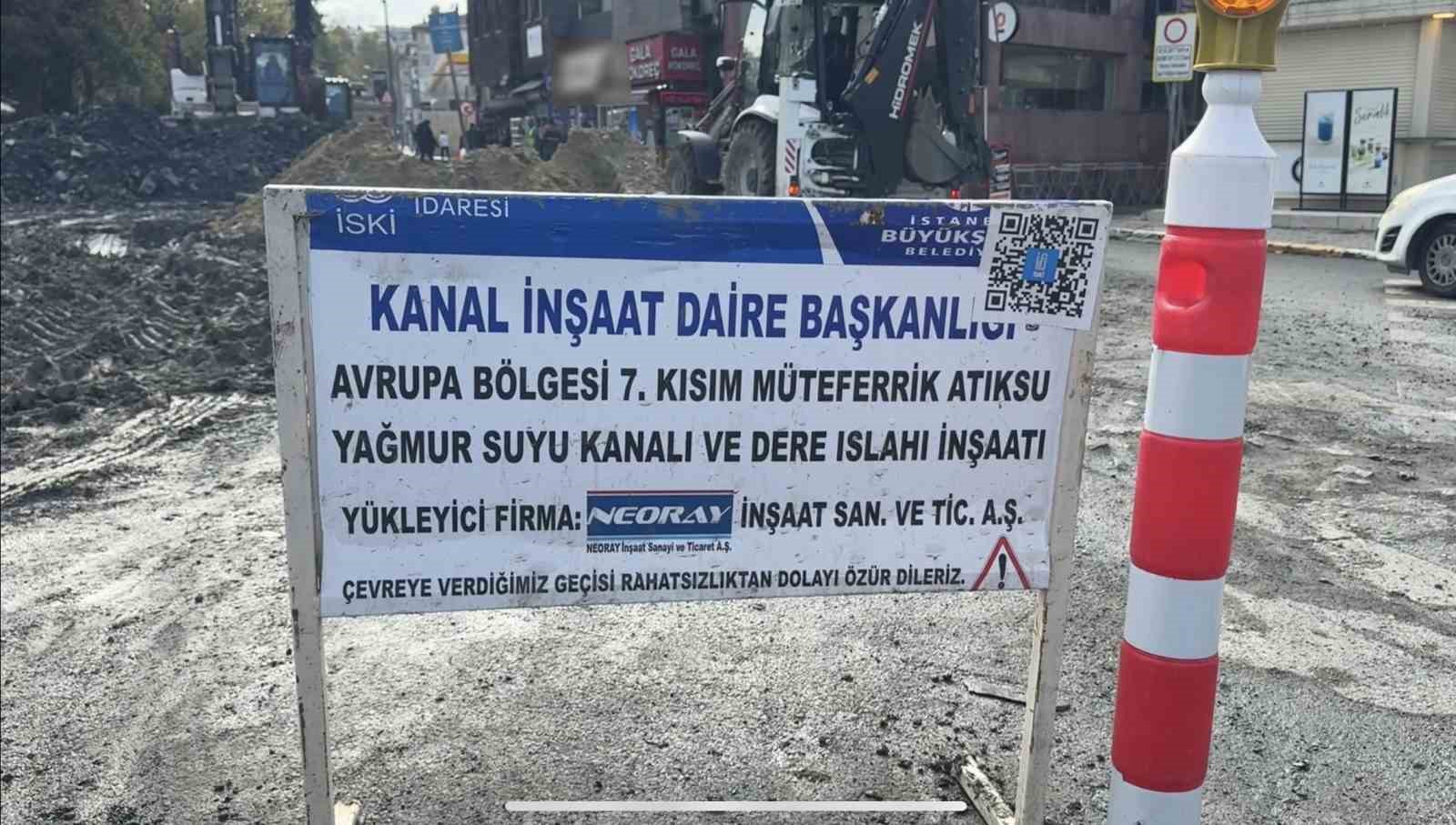 İSTANBUL'UN TARİHİ VE KÜLTÜREL MERKEZLERİNDEN EYÜPSULTAN'DA SÜRDÜRÜLEN ALTYAPI VE YOL ÇALIŞMALARI, İLÇE SAKİNLERİ VE SÜRÜCÜLER İÇİN ADETA KABUSA DÖNÜŞTÜ.