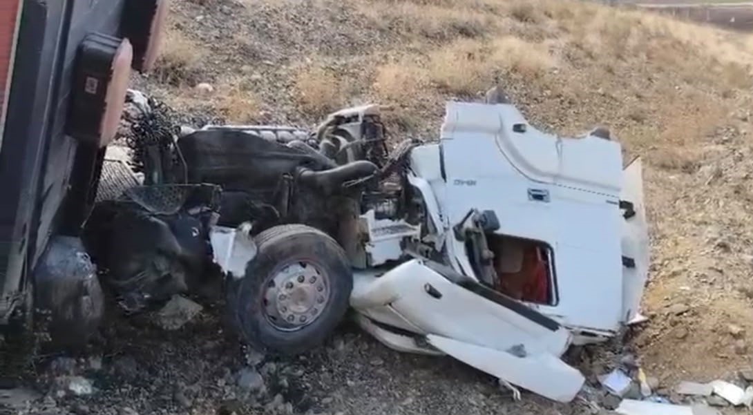 GAZİANTEP'İN İSLAHİYE İLÇESİNDE YAĞIŞ NEDENİYLE KAYGANLAŞAN YOLDA KONTROLDEN ÇIKAN TIR, SAVRULARAK YOL KENARINDAKİ ŞARAMPOLE UÇTU.