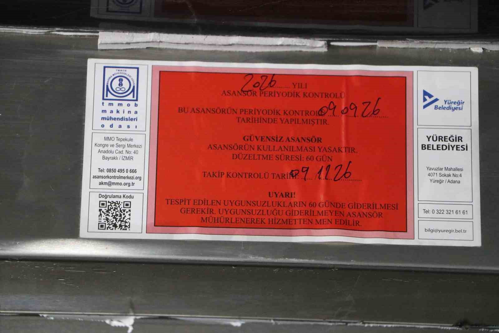 ADANA’DA 11 KATLI APARTMANIN SAKİNLERİ, SIK SIK ARIZALANAN ASANSÖR NEDENİYLE MAĞDURİYET YAŞADIKLARINI BELİRTEREK ADETA İSYAN ETTİ.