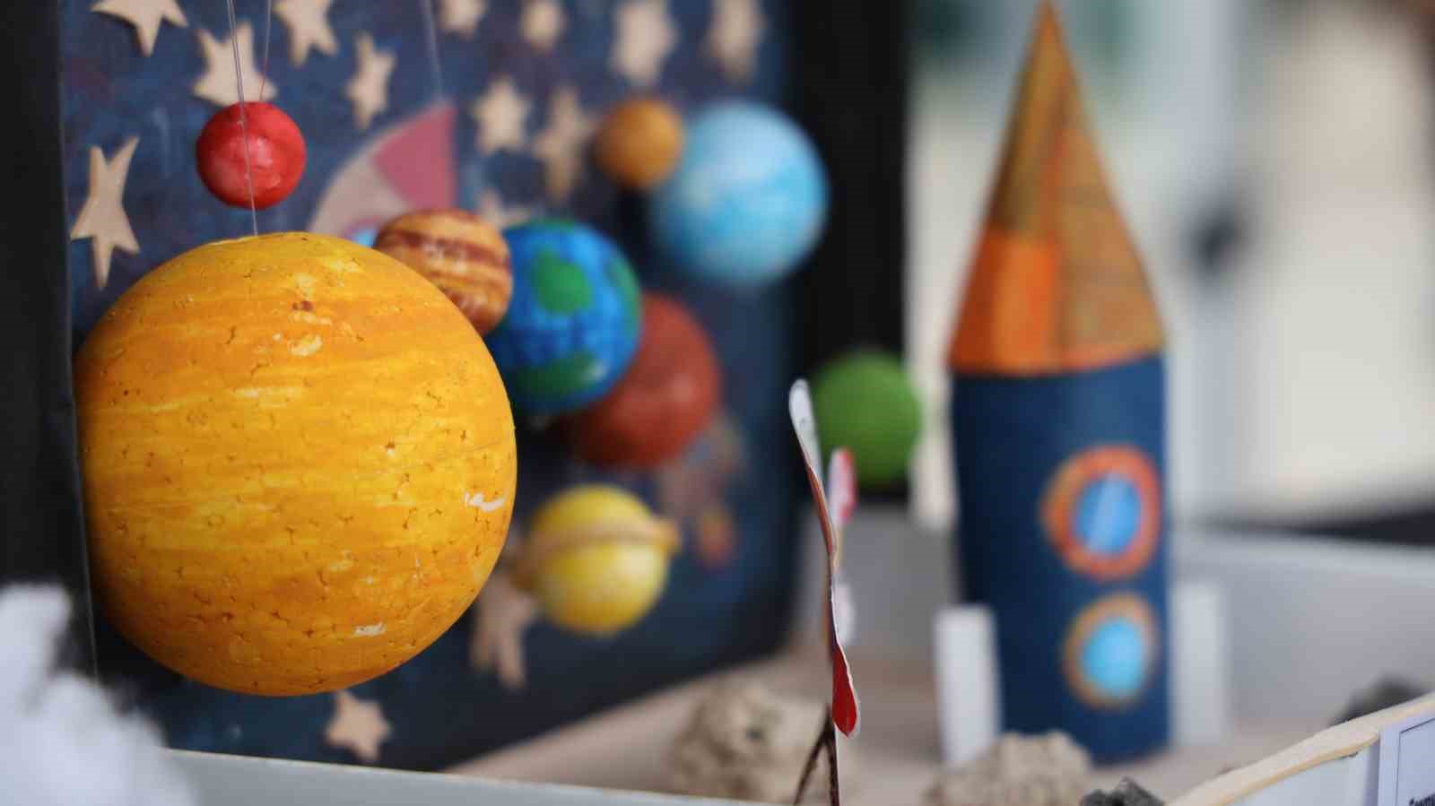 KIRŞEHİRLİLER, BİLİM VE AMATÖR ASTRONOMİ KULÜBÜ İŞ BİRLİĞİNDE, TARİHİ CACABEY MEDRESESİ ÖNÜNDEKİ ALANDA DÜZENLENEN HALK BİLİM PROGRAMINDA BİR ARAYA GELDİ.