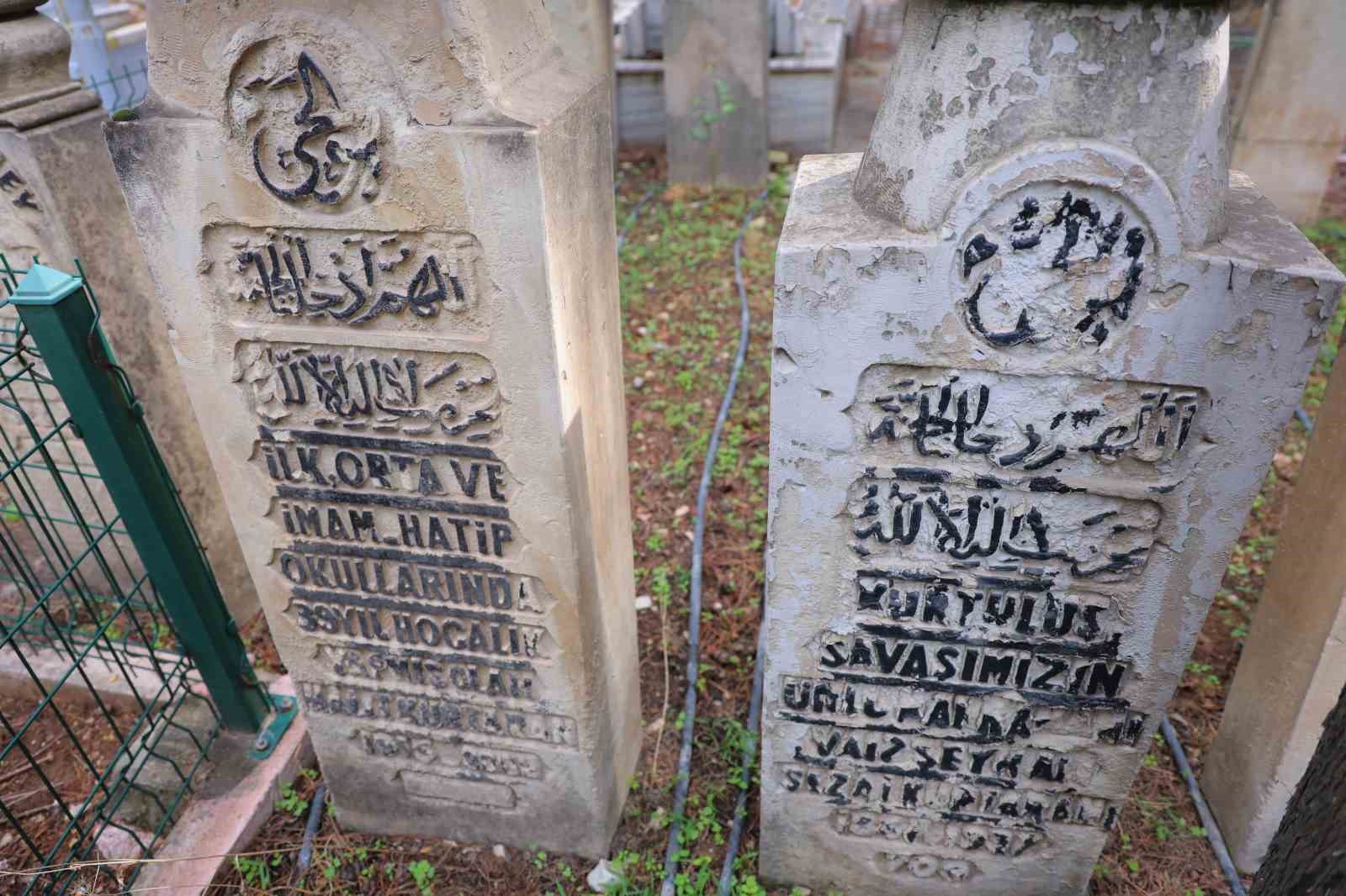 MARAŞ MİLLİ MÜCADELE DÖNEMİ KAHRAMANLARINDAN ŞEYH ALİ SEZAİ EFENDİNİN MEZARI (SONRADAN OĞULARI TARAFINDAN EKLENEN MEZAR TAŞI)