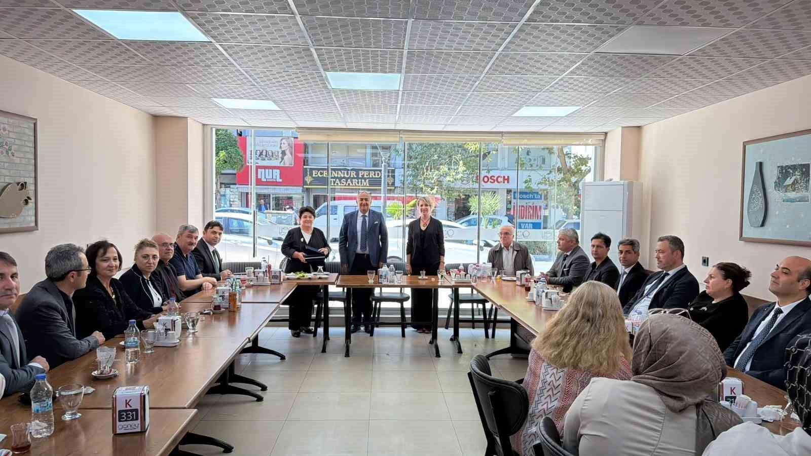 MANİSA İL NÜFUS VE VATANDAŞLIK MÜDÜRÜ AYŞE SERAP GÜNEY, 45 YILLIK MESLEK HAYATINI EMEKLİLİKLE NOKTALARKEN MESAİ ARKADAŞLARININ DÜZENLEDİĞİ SÜRPRİZ DOĞUM GÜNÜ VE UĞURLAMA PROGRAMINDA DUYGU DOLU ANLAR YAŞADI.