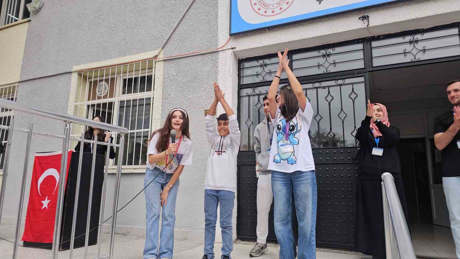 KAYSERİ'DE ÜNİVERSİTE ÖĞRENCİLERİ, ZİYARET ETTİKLERİ İLKOKULLARDA ÖĞRENCİLERE HEM BİLGİLENDİRİCİ ETKİNLİKLER YAPIYOR HEM DE EĞLENDİRİYOR.