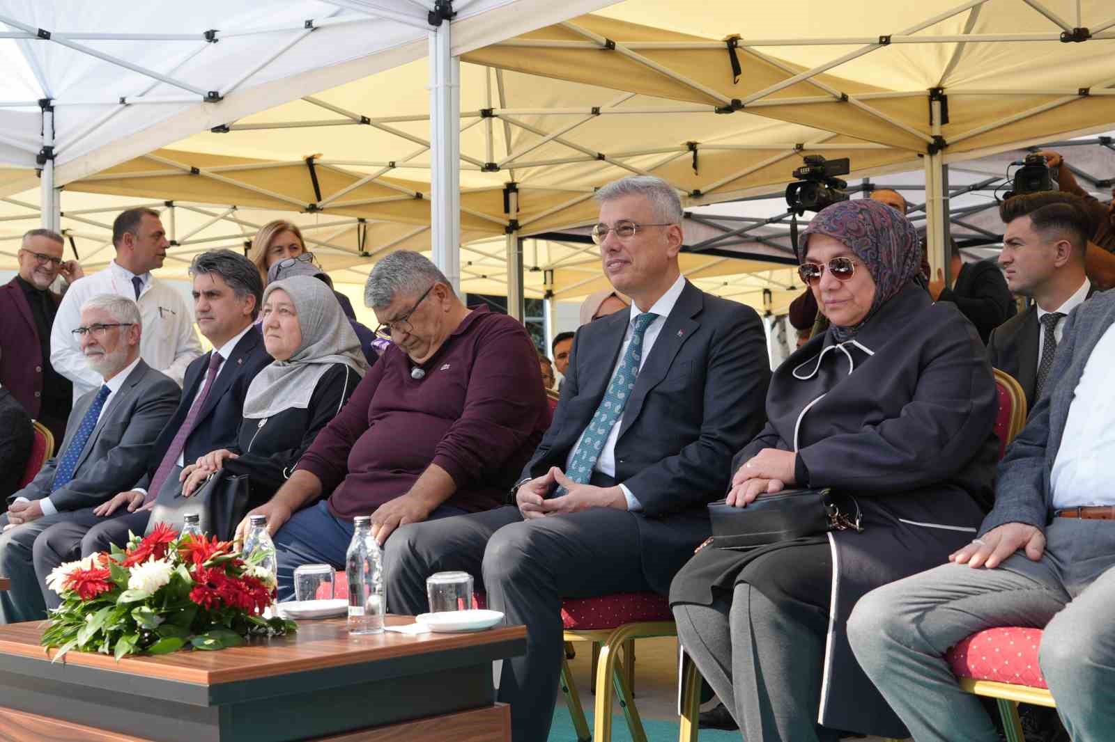 BOLU'DA 78 KİŞİNİN HAYATINI KAYBETTİĞİ GRAND KARTAL OTEL YANGININDA 8 YAKININI KAYBEDEN AVUKAT YÜKSEL GÜLTEKİN TARAFINDAN, KIZI ECZACI RUMEYSA GÜLTEKİN'İN ANISINI YAŞATMAK AMACIYLA YAPTIRILAN HEMODİYALİZ MERKEZİ, SAĞLIK BAKANI PROF. DR. KEMAL MEMİŞOĞLU'NUN KATILIMIYLA DÜZENLENEN TÖRENLE AÇILDI.