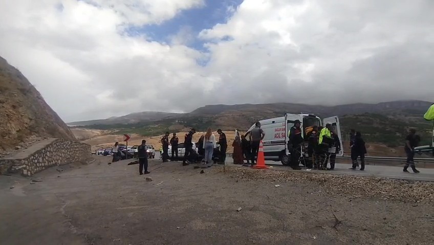 MALATYA'DA İKİ OTOMOBİLİN ÇARPIŞMASI SONUCU MEYDANA GELEN TRAFİK KAZASINDA 6 KİŞİ YARALANDI.