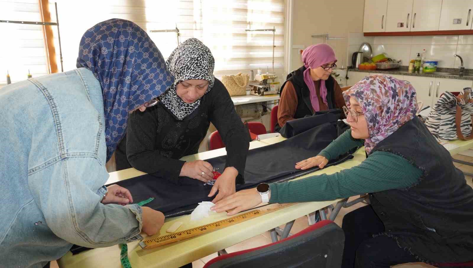MANİSA’NIN YUNUSEMRE İLÇESİNDE YAKLAŞIK 10 YILDIR KULLANILMAYAN SOSYAL TESİS, DİKİŞ NAKIŞ KURSLARIYLA EĞİTİM YUVASINA DÖNÜŞTÜ. GÜZELYURT MAHALLESİ’NDE GEÇEN YIL BAŞLATILAN KURSLARDA 150 KADIN EĞİTİM ALIRKEN, YENİ EĞİTİM DÖNEMİNDE DE 40 KADIN KURSİYER TERZİLİK ÖĞRENMEYE BAŞLADI. KURSLAR SAYESİNDE KADINLAR HEM MESLEK SAHİBİ OLMA YOLUNDA İLERLİYOR HEM DE SOSYALLEŞEREK YENİ BİR ÇEVRE EDİNİYOR.