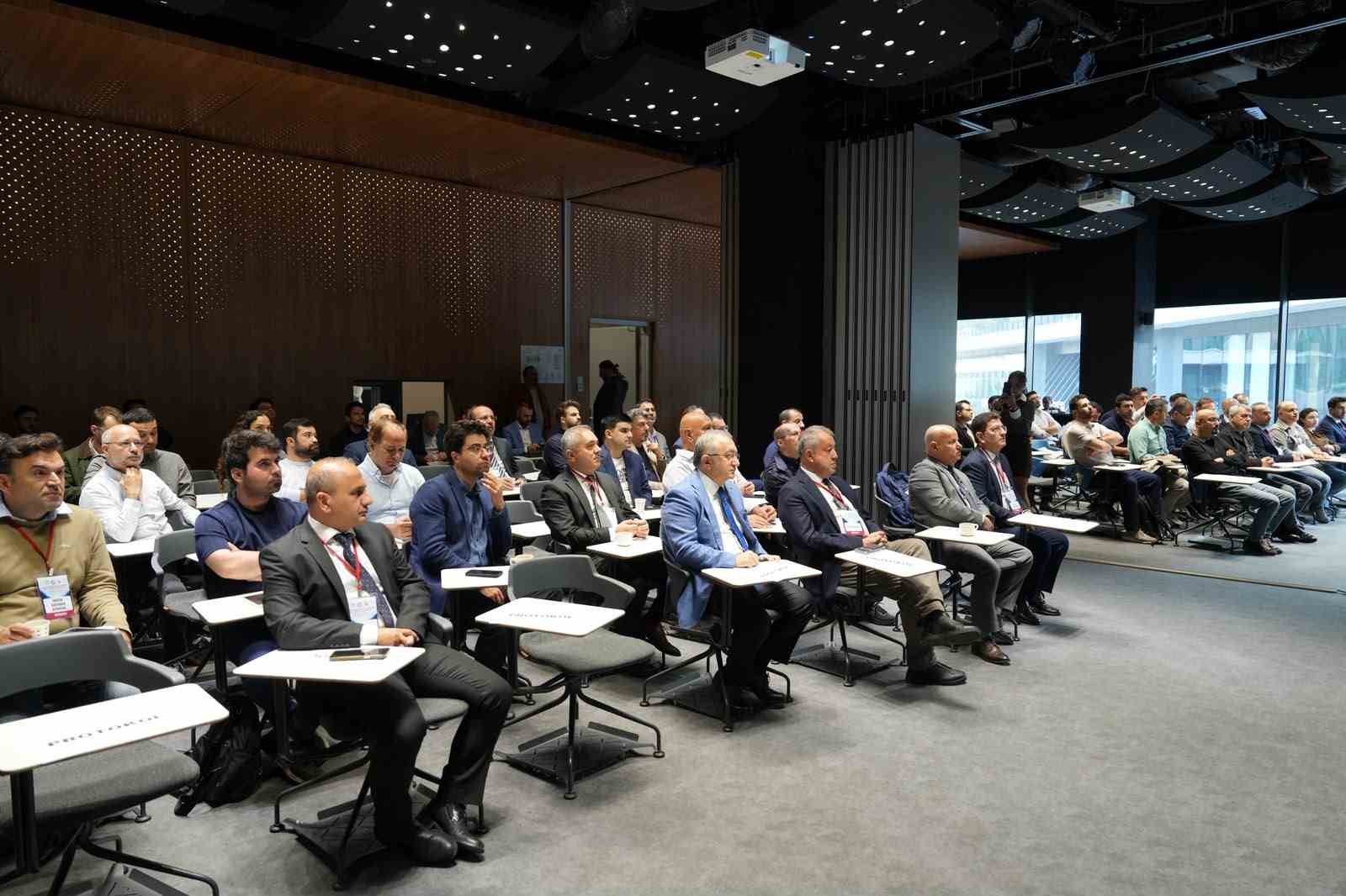 LİV HOSPİTAL VADİSTANBUL'DA, TÜRK ÜROLOJİ DERNEĞİ, TÜRK ÜROLOJİ AKADEMİSİ VE ENDOÜROLOJİ DERNEĞİ İLE BİRLİKTE GERÇEKLEŞTİRİLEN CANLI CERRAHİ ETKİNLİĞİNDE, İYİ HUYLU PROSTAT BÜYÜMESİNİN TEDAVİSİNDE KULLANILAN GÜNCEL CERRAHİ YÖNTEMLER VE İLERİ TEKNOLOJİLER UYGULAMALI OLARAK ELE ALINDI.