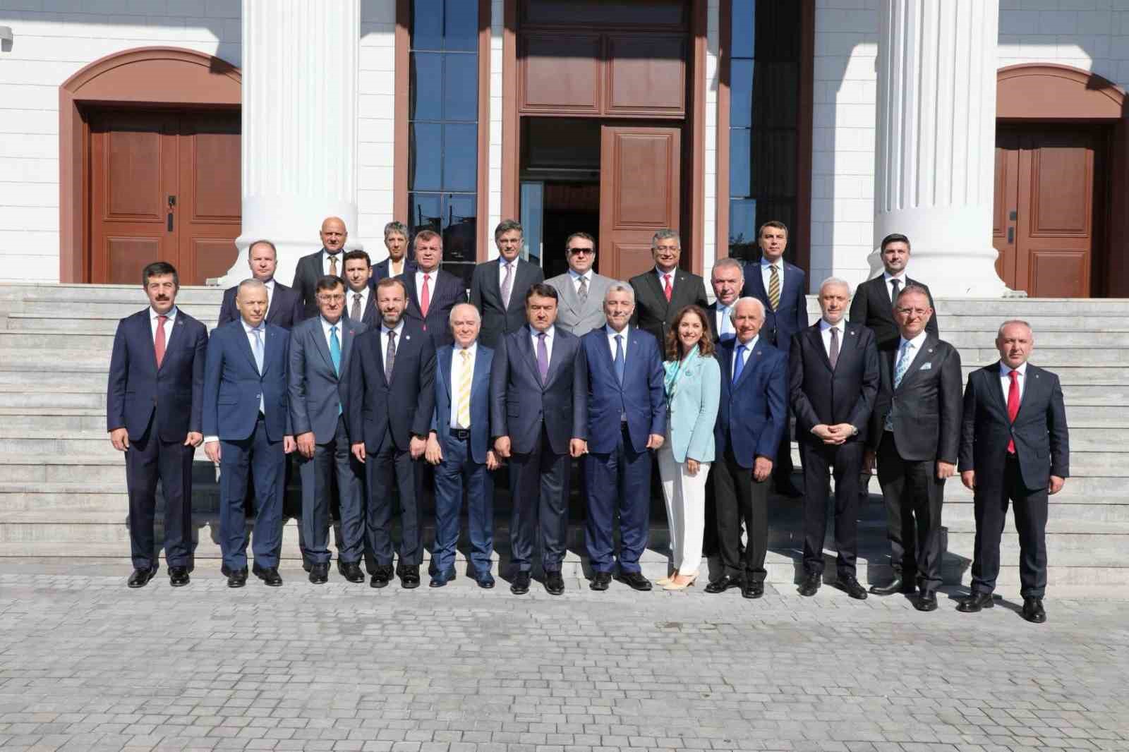 ZİYARETE; KÜTAHYA MİLLETVEKİLLERİ ADİL BİÇER, İSMAİL ÇAĞLAR BAYIRCI VE MEHMET DEMİR, BELEDİYE BAŞKANI EYÜP KAHVECİ, İL PROTOKOLÜ İLE İŞ ADAMLARI KATILDI.