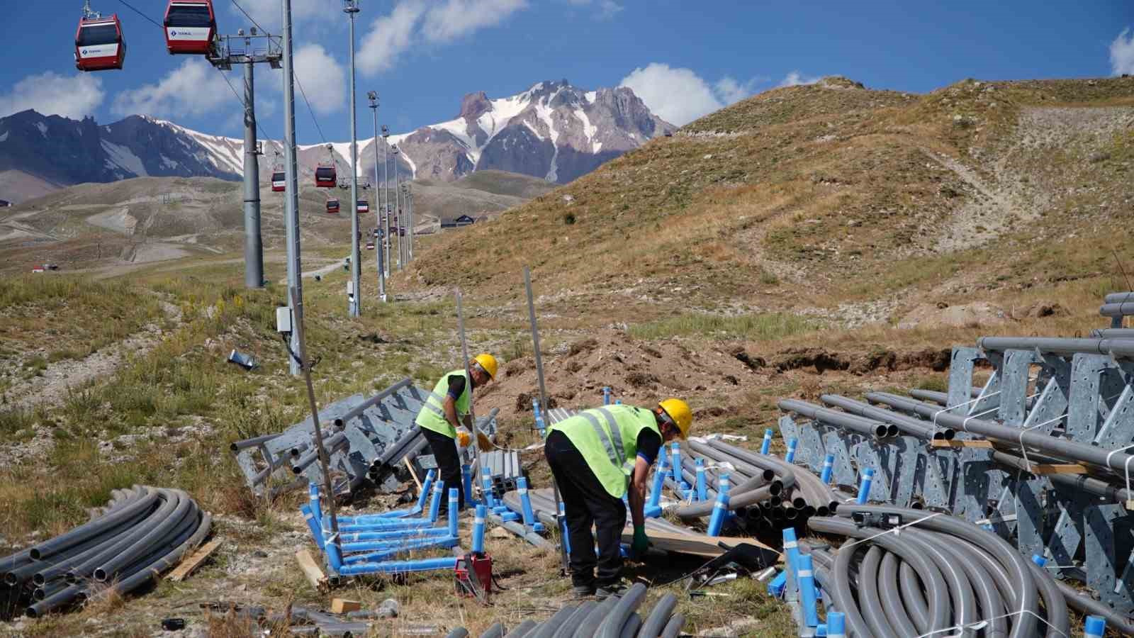 KAYSERİ BÜYÜKŞEHİR BELEDİYESİ’NİN ERCİYES KAYAK MERKEZİ’Nİ DÖRT MEVSİM TURİZMİN GÜÇLÜ MERKEZLERİNDEN BİRİ HALİNE GETİRME VİZYONU İSTİKAMETİNDE HAYATA GEÇİRİLEN DAĞ KIZAĞI PROJESİNDE ÇALIŞMALAR BAŞLADI.