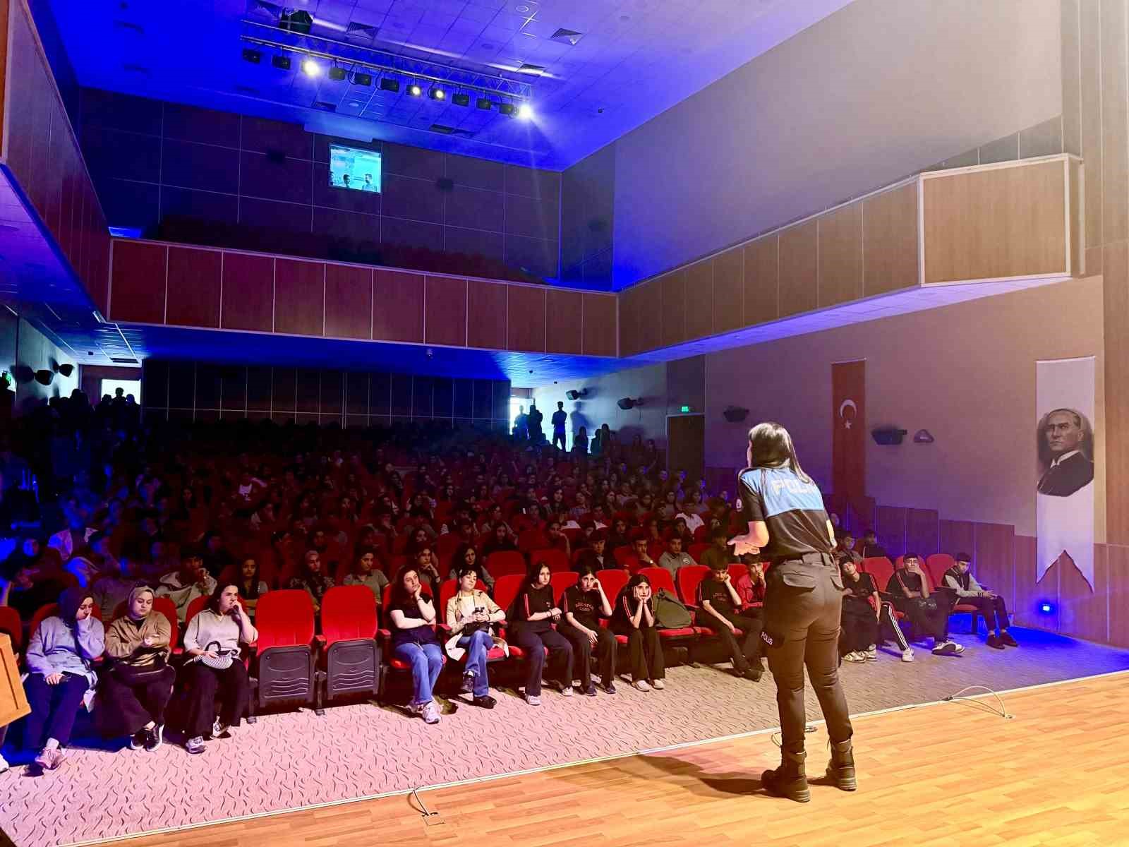 AĞRI’DA BİNLERCE ÖĞRENCİ GÜVENLİK VE DİJİTAL RİSKLERE KARŞI BİLGİLENDİRİLDİ