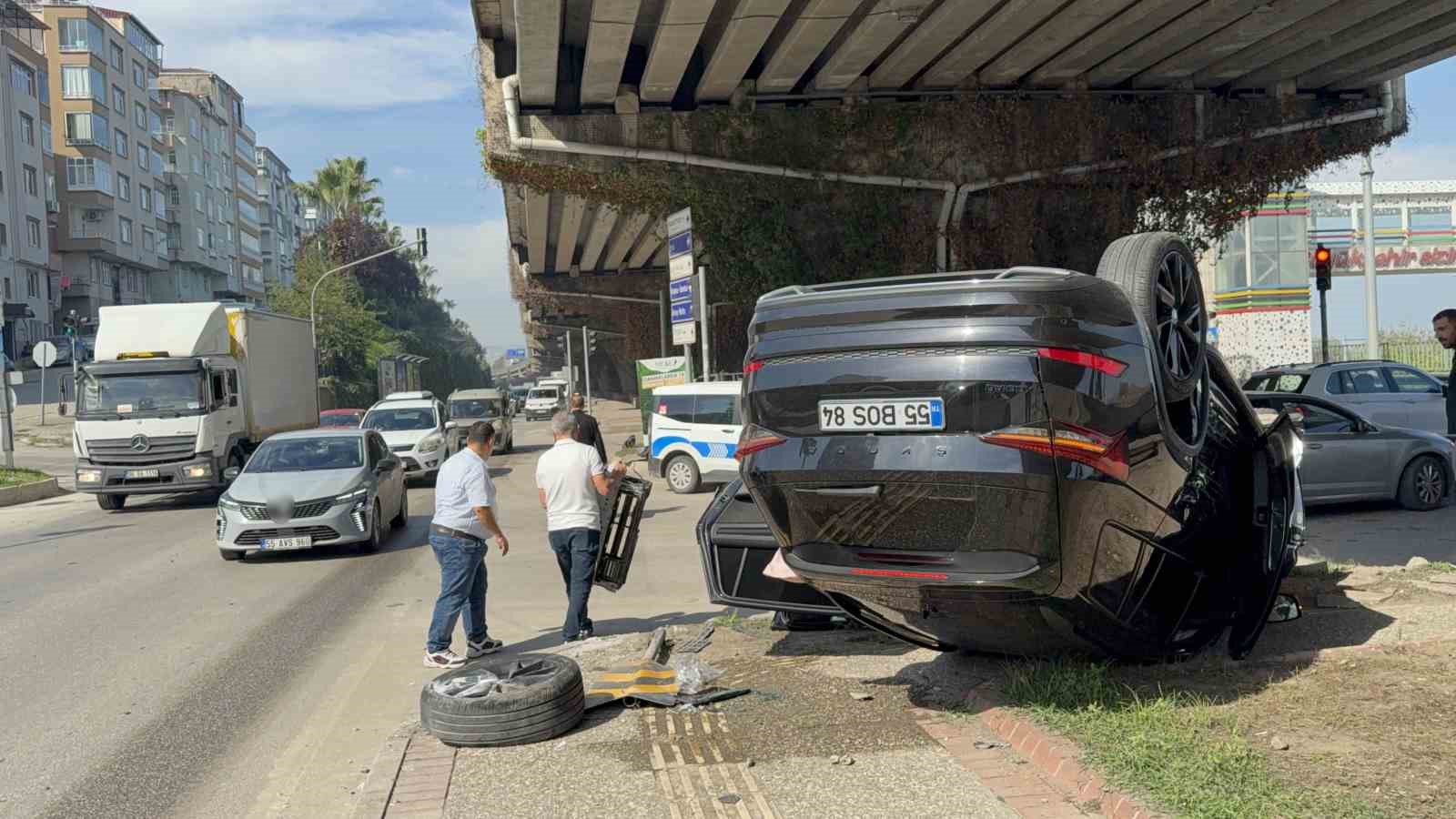 SAMSUN’UN CANİK İLÇESİNDE İKİ ARACIN ÇARPIŞMASI SONUCU MEYDANA GELEN TRAFİK KAZASINDA 1 KİŞİ YARALANIRKEN, KAZA YAPAN OTOMOBİLİN BİR SAAT ÖNCE 2 MİLYON 600 BİN LİRAYA SATIN ALINDIĞI ORTAYA ÇIKTI.