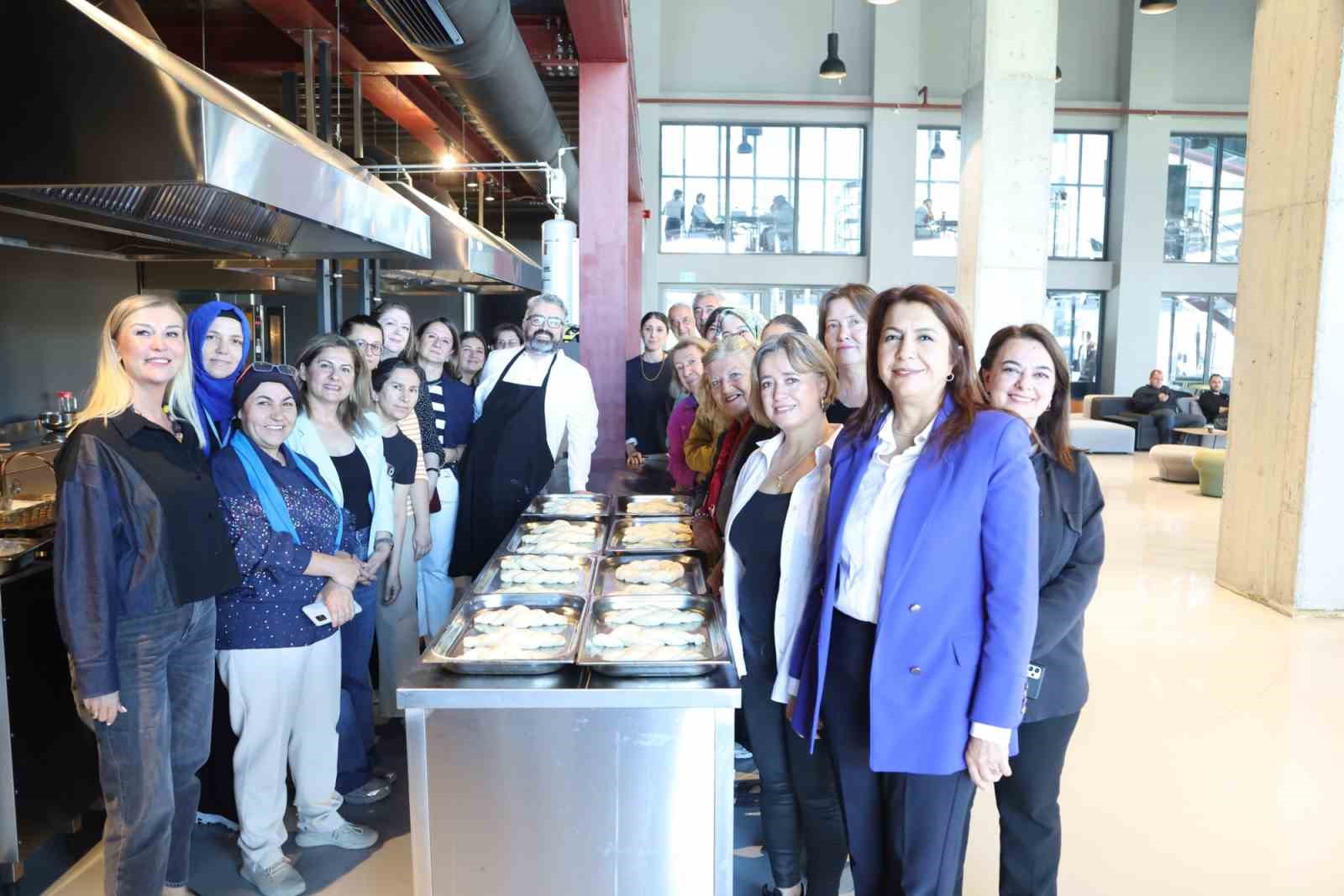 NİLÜFER BELEDİYESİ’NİN ‘2026 YILIN YAZARI SENNUR SEZER’ ETKİNLİKLERİ ÇERÇEVESİNDE DÜZENLENEN GASTRONOMİ ATÖLYESİNDE, EKMEK USTASI HAKAN DOĞAN YAZARIN ‘İSTANBUL’UN ESKİ İKRAMLARI’ KİTABINDAN YOLA ÇIKARAK PASKALYA ÇÖREĞİ HAZIRLADI; DAYANIŞMA VE TASARRUF KÜLTÜRÜNÜ ANLATTI.